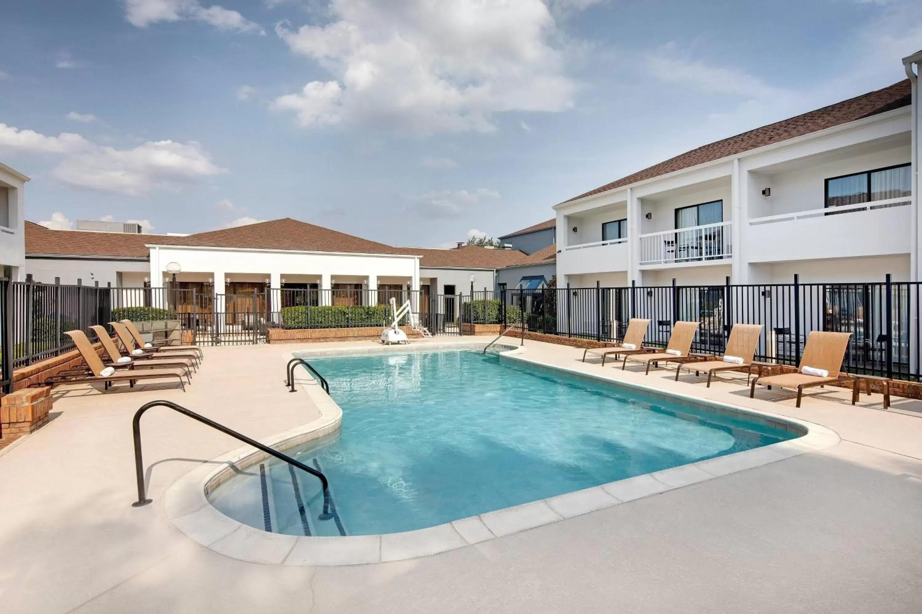 Swimming Pool in Courtyard Dallas Addison Midway