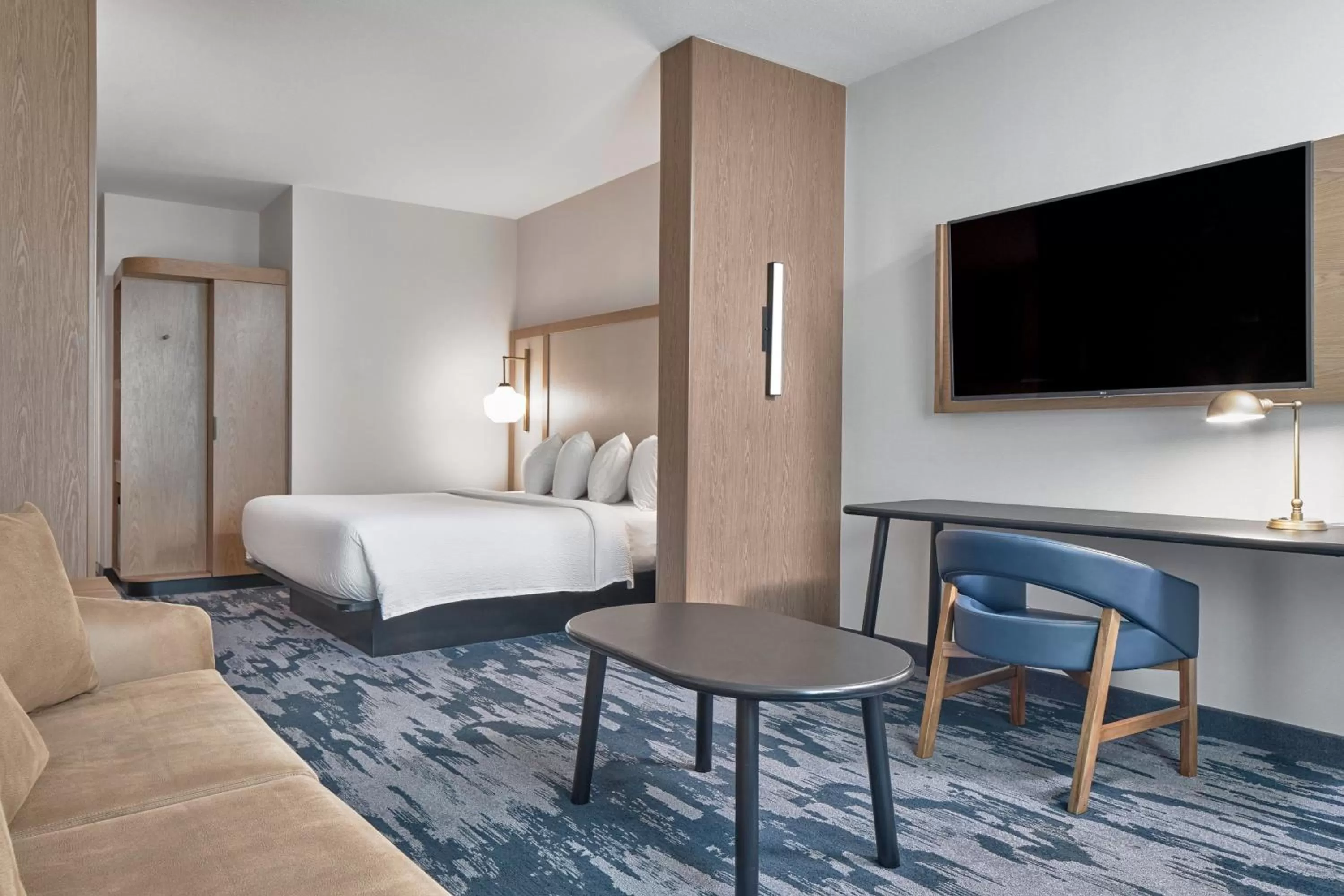 Photo of the whole room, Bed in Fairfield Inn & Suites by Marriott Penticton