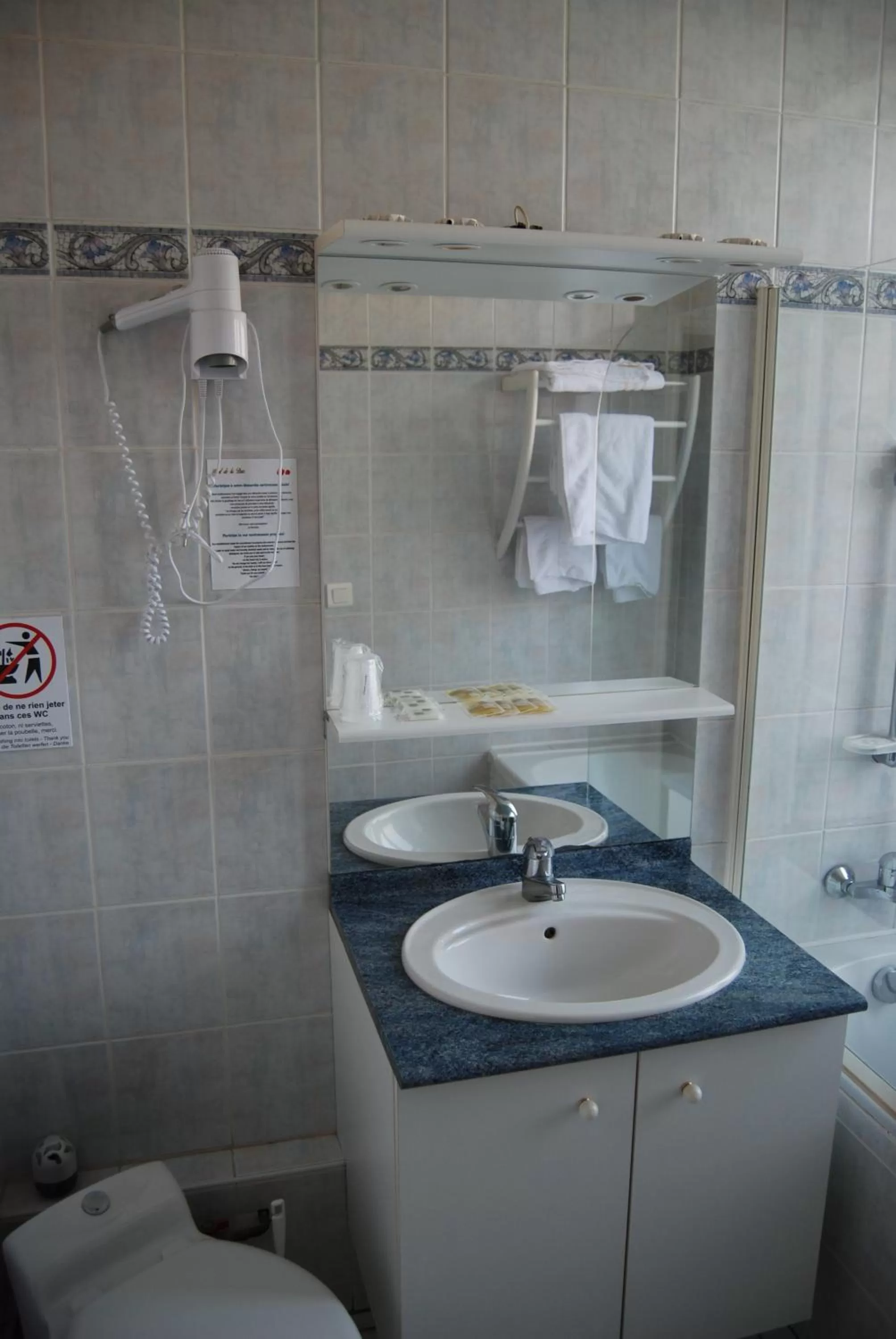 Bathroom in Hotel De La Paix