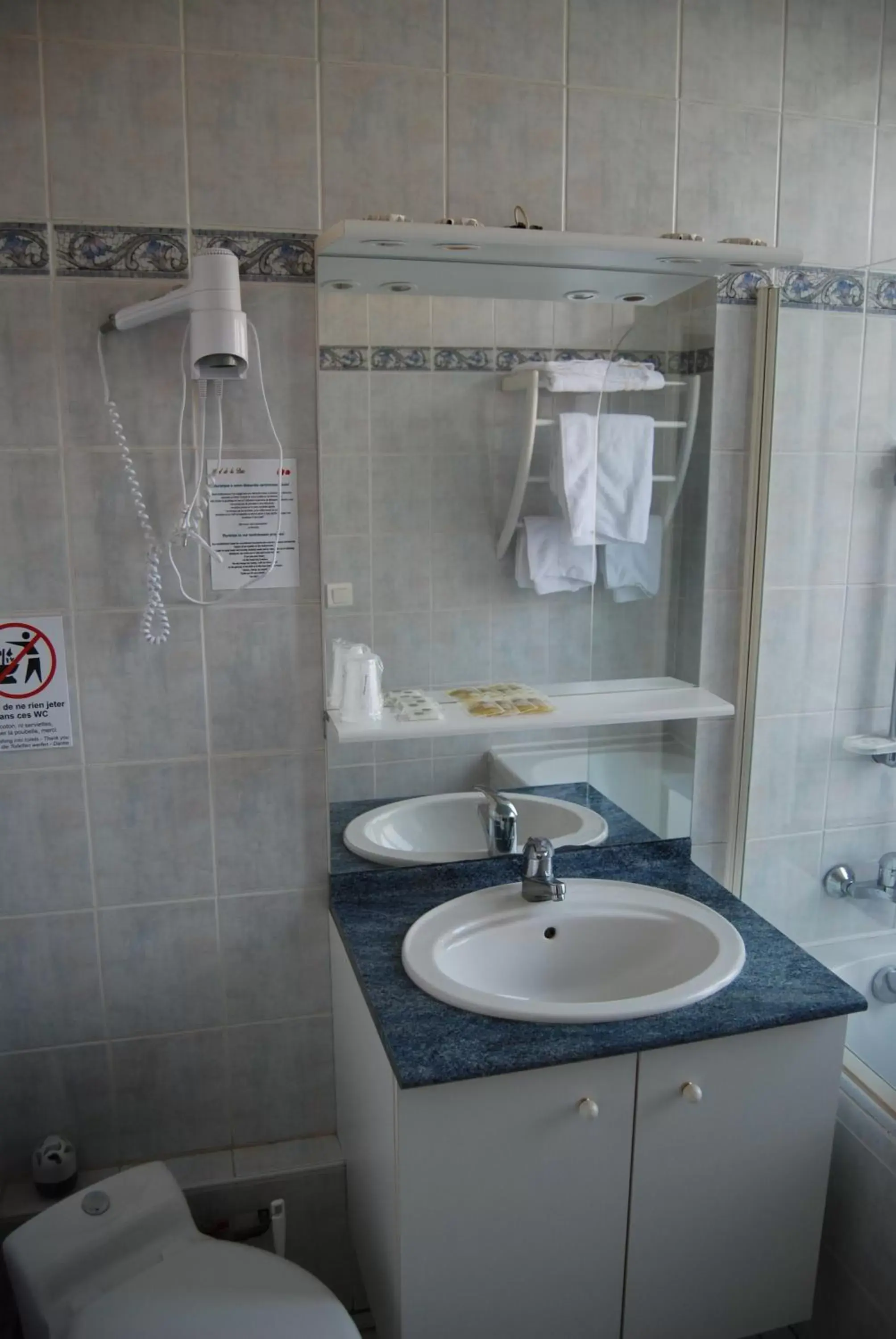 Bathroom in Hotel De La Paix