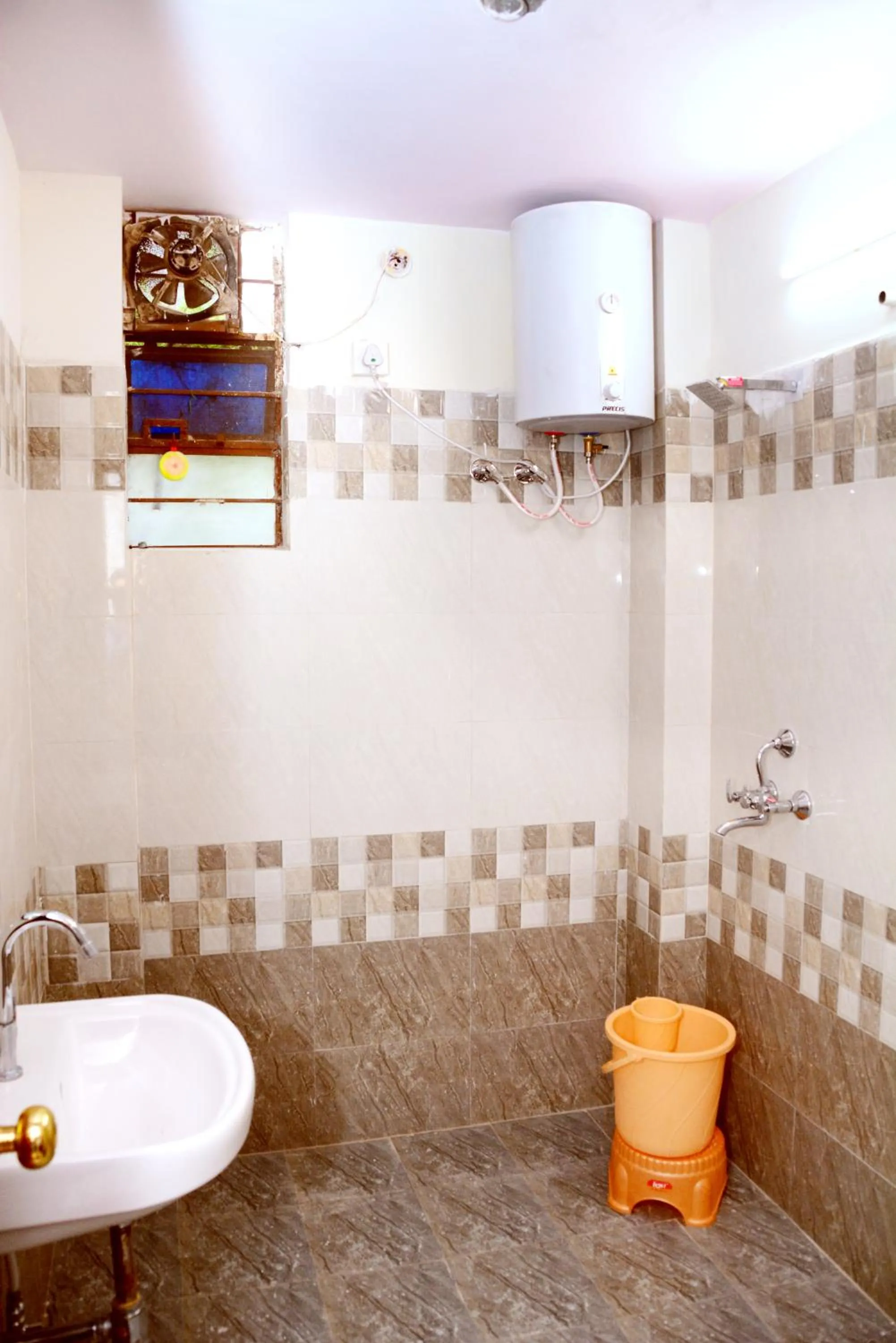 Bathroom in Tuk Tuk Backpackers- Near Jaipur Train Station