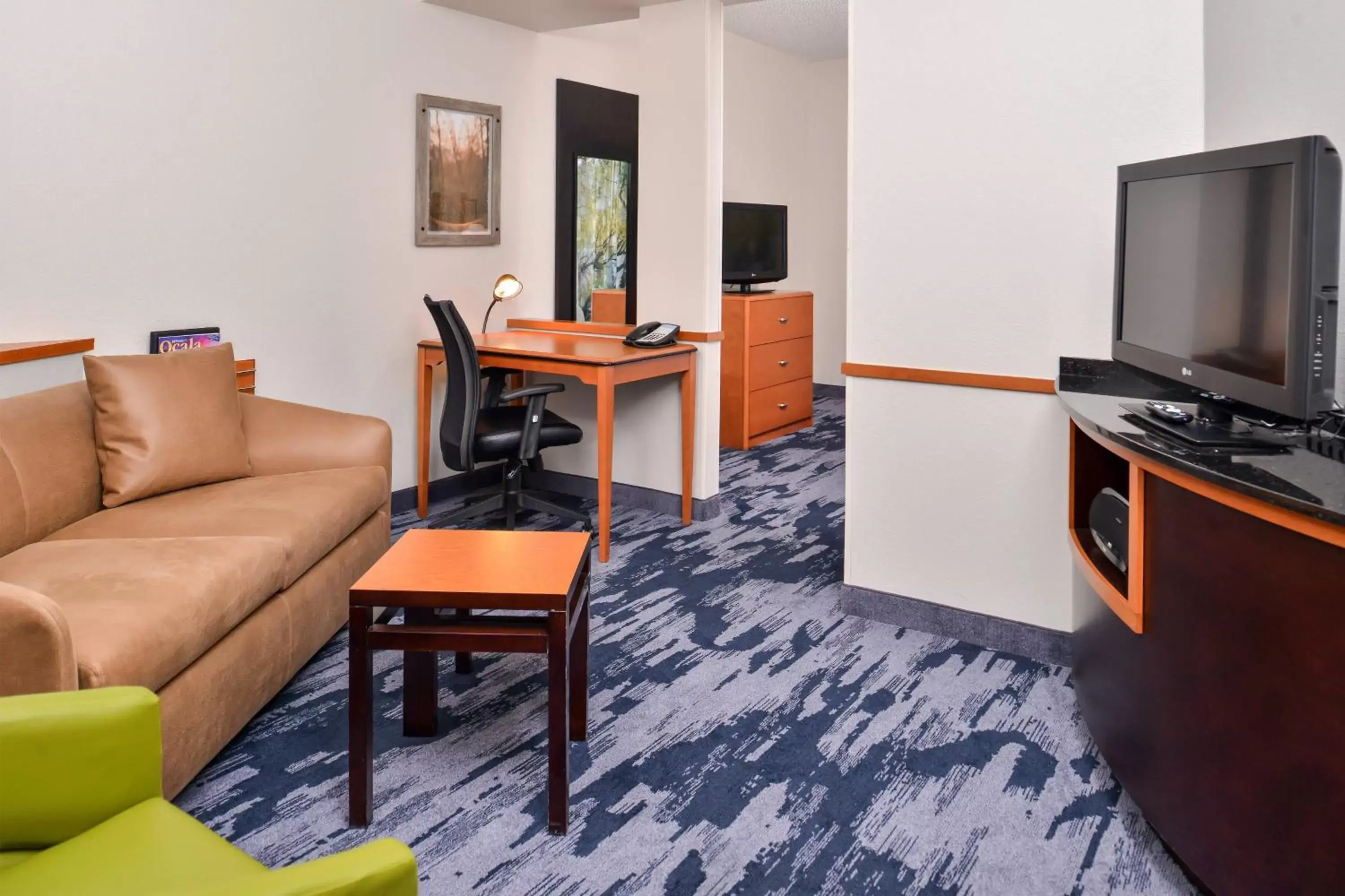 Living room, TV/Entertainment Center in Fairfield Inn & Suites by Marriott Ocala