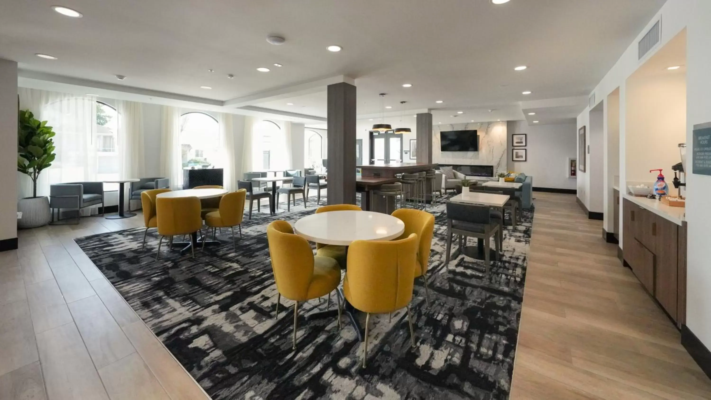 Lobby or reception, Lounge/Bar in La Quinta Inn & Suites by Wyndham Santa Cruz