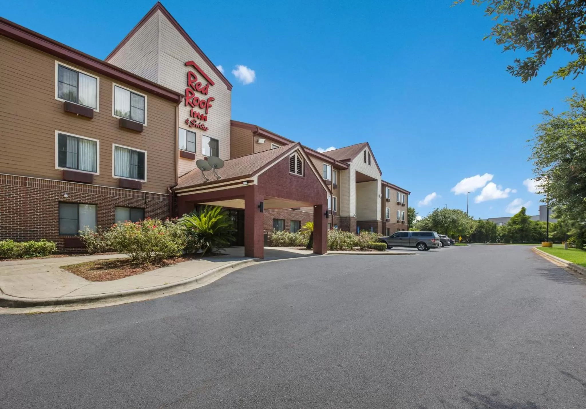 Property building in Red Roof Inn & Suites Savannah Airport