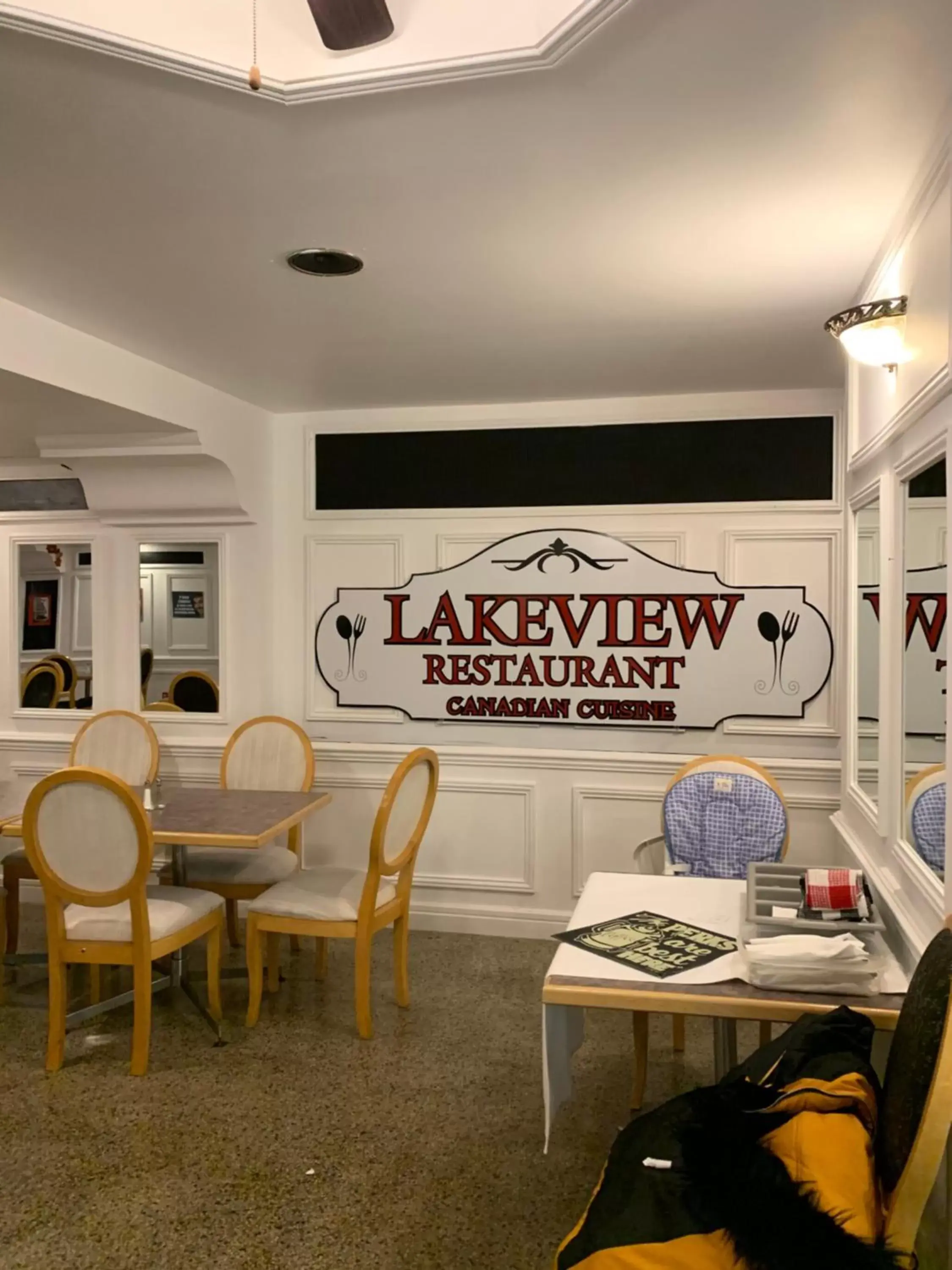 Restaurant/places to eat in Lakeview Hotel