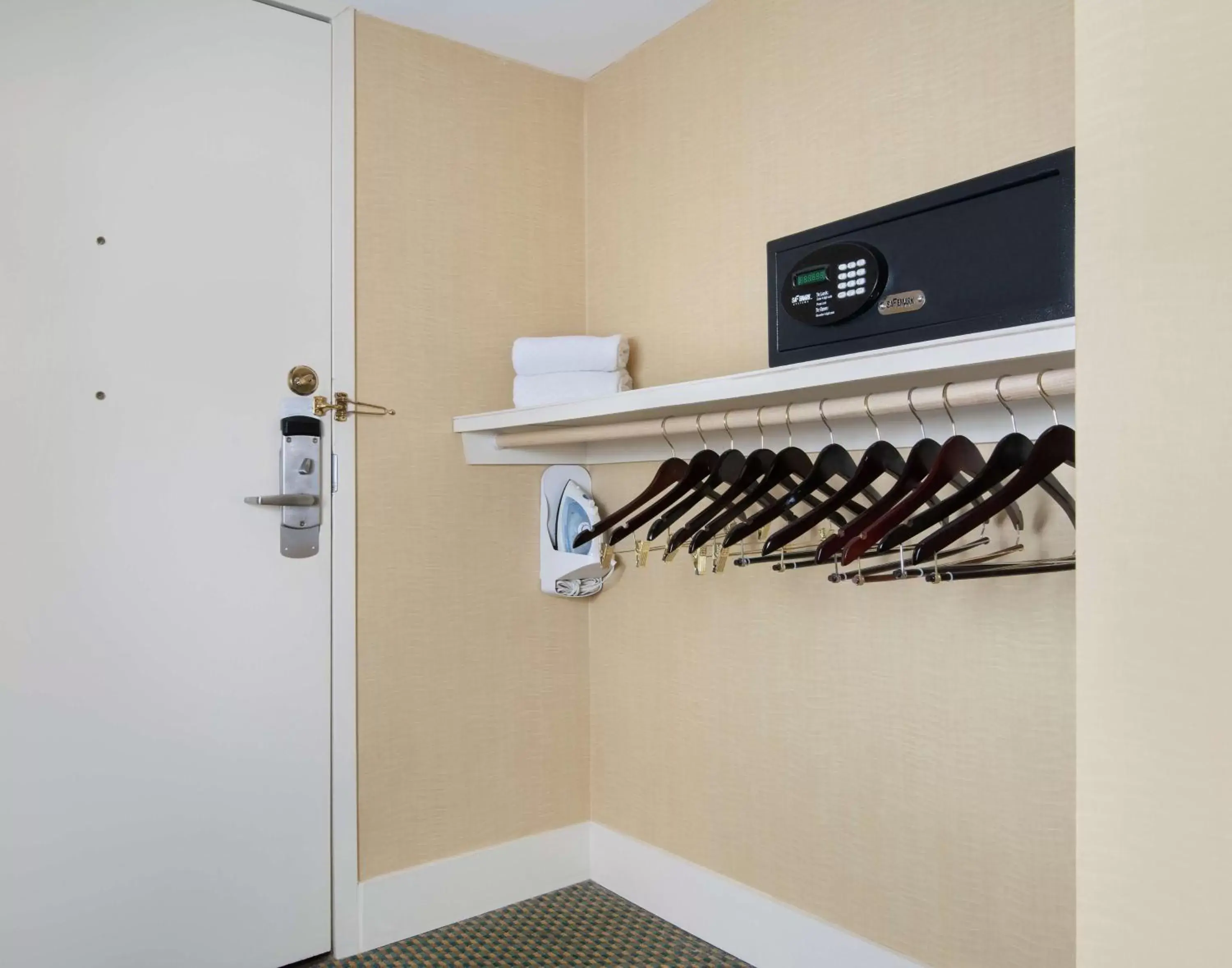 Photo of the whole room, Bathroom in Hilton Stamford Hotel & Executive Meeting Center