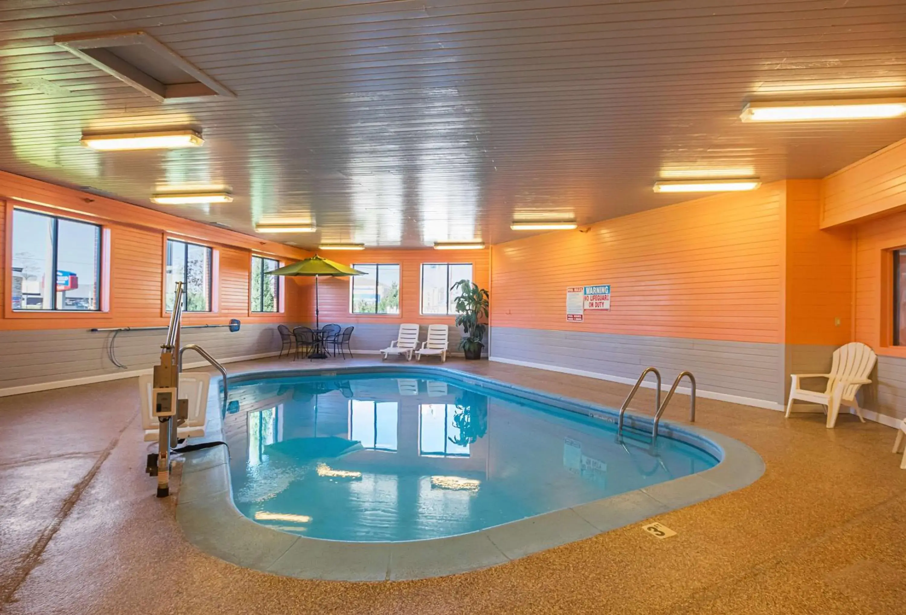 On site, Swimming Pool in Motel 6-Waterloo, IA - Crossroads Mall - Cedar Falls