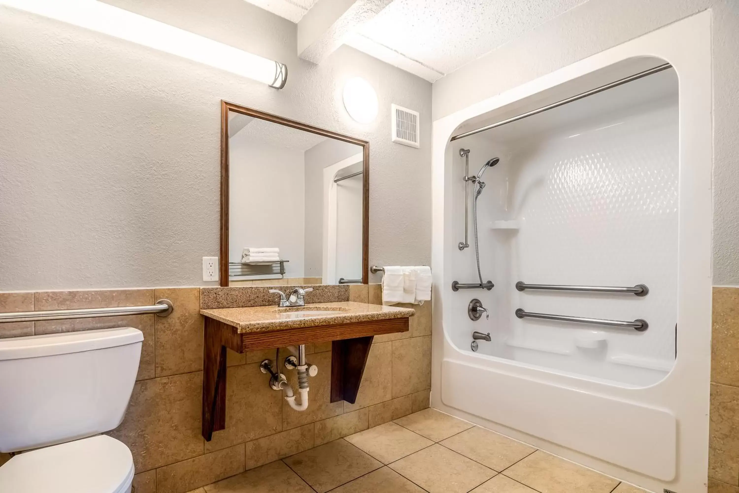 Shower, Bathroom in Beachfront Palms Hotel