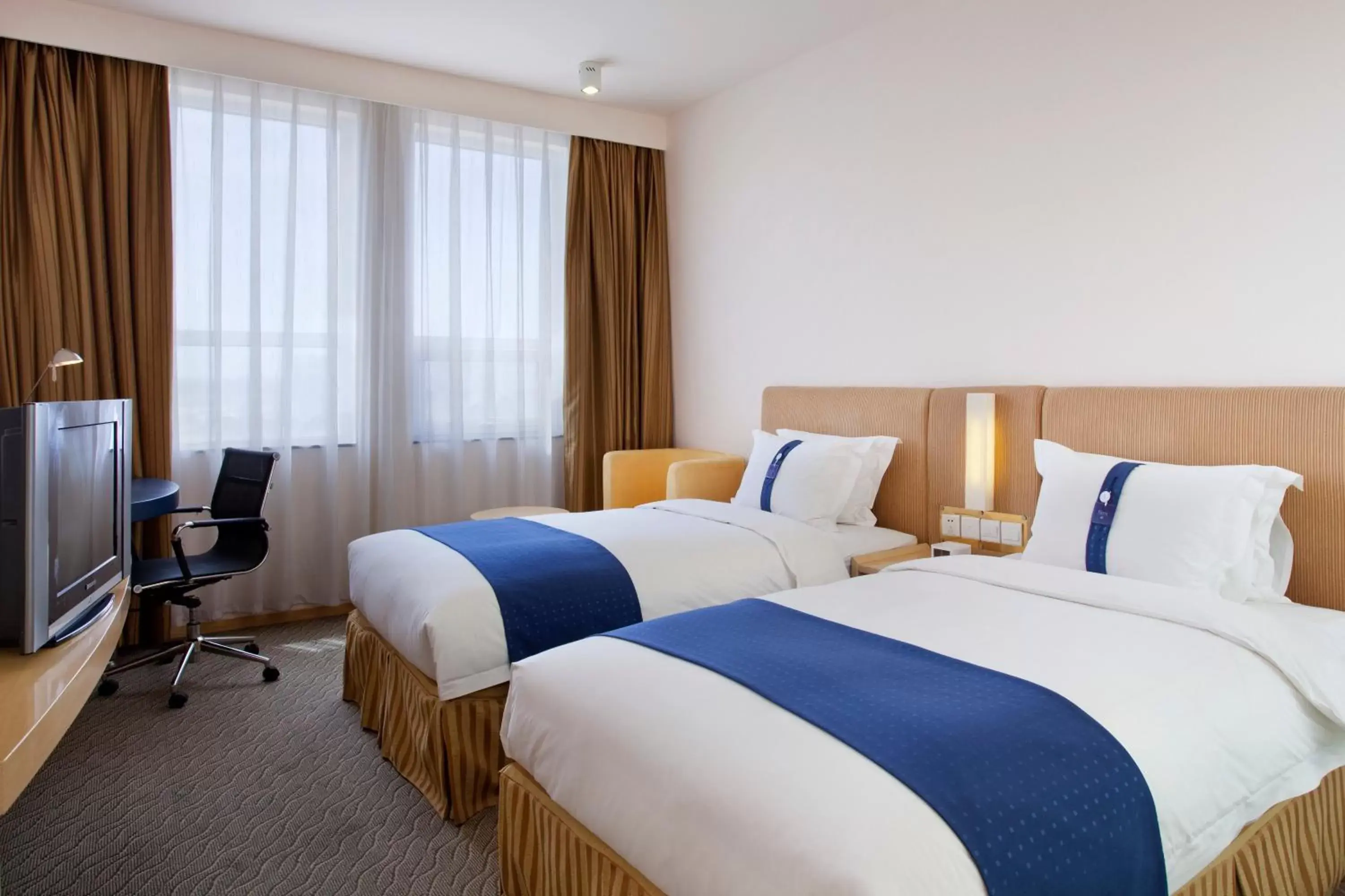 Photo of the whole room, Bed in Holiday Inn Express Tianjin Airport, an IHG Hotel