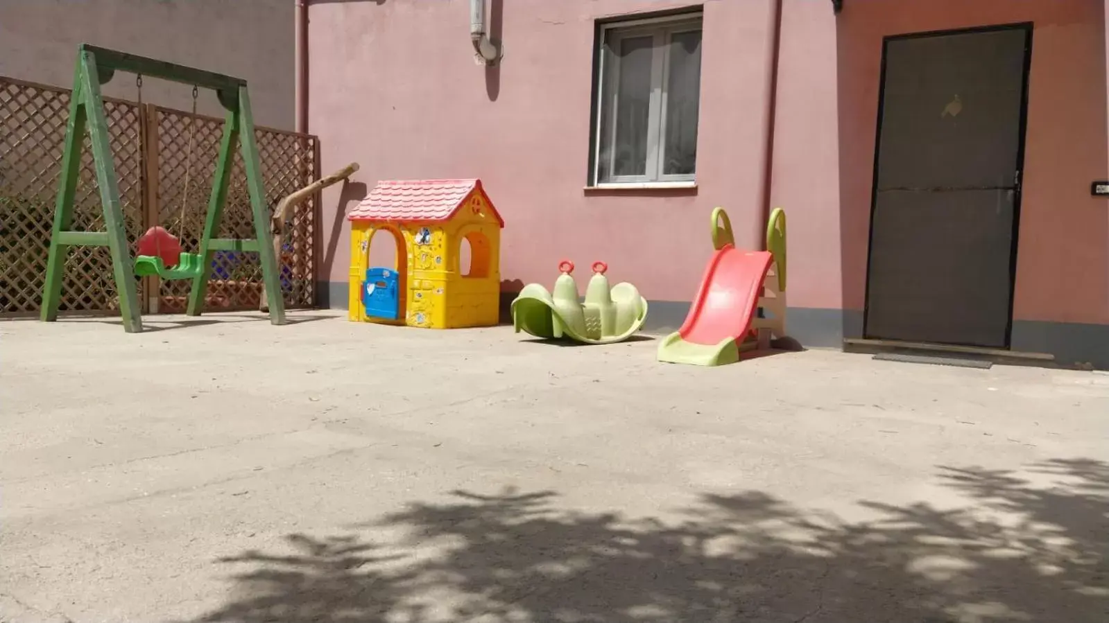 Patio, Children's Play Area in Albero della musica