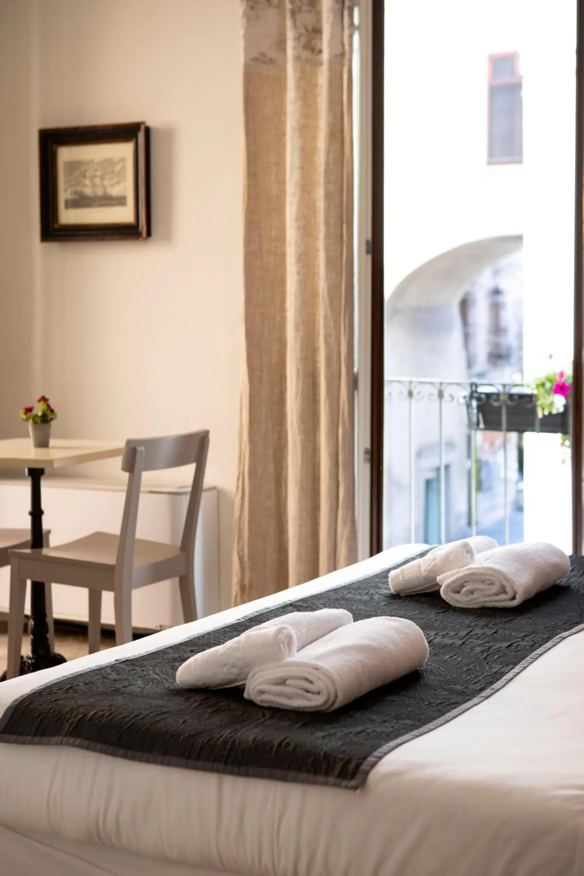 Bedroom in Hotel Broletto