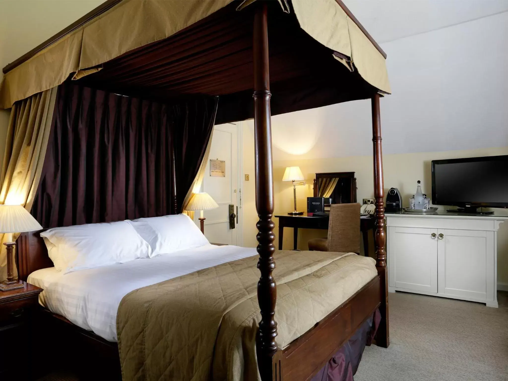 Bed in Macdonald Alveston Manor Hotel & Spa Bed in Macdonald Alveston Manor Hotel & Spa