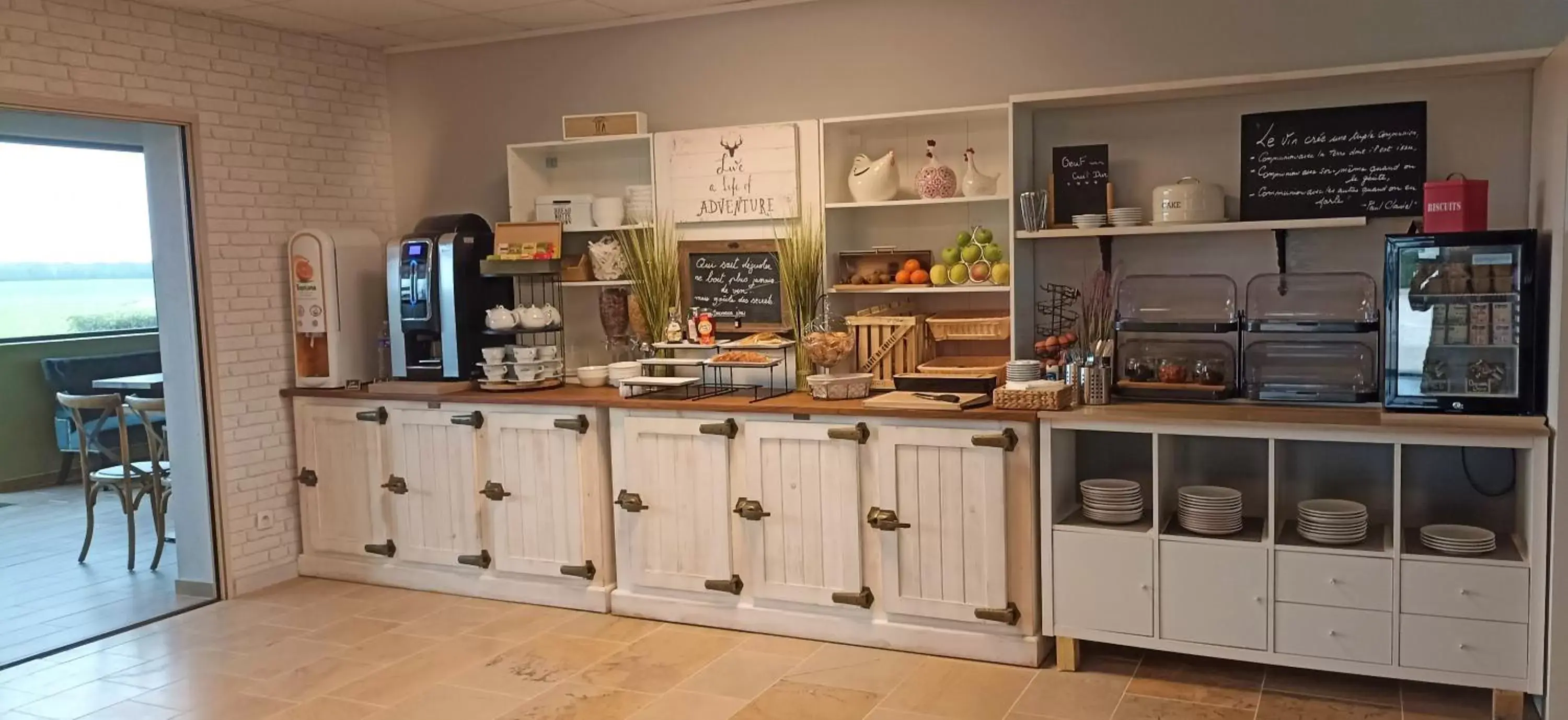 Buffet breakfast, Kitchen/Kitchenette in Hôtel Le Clos Badan