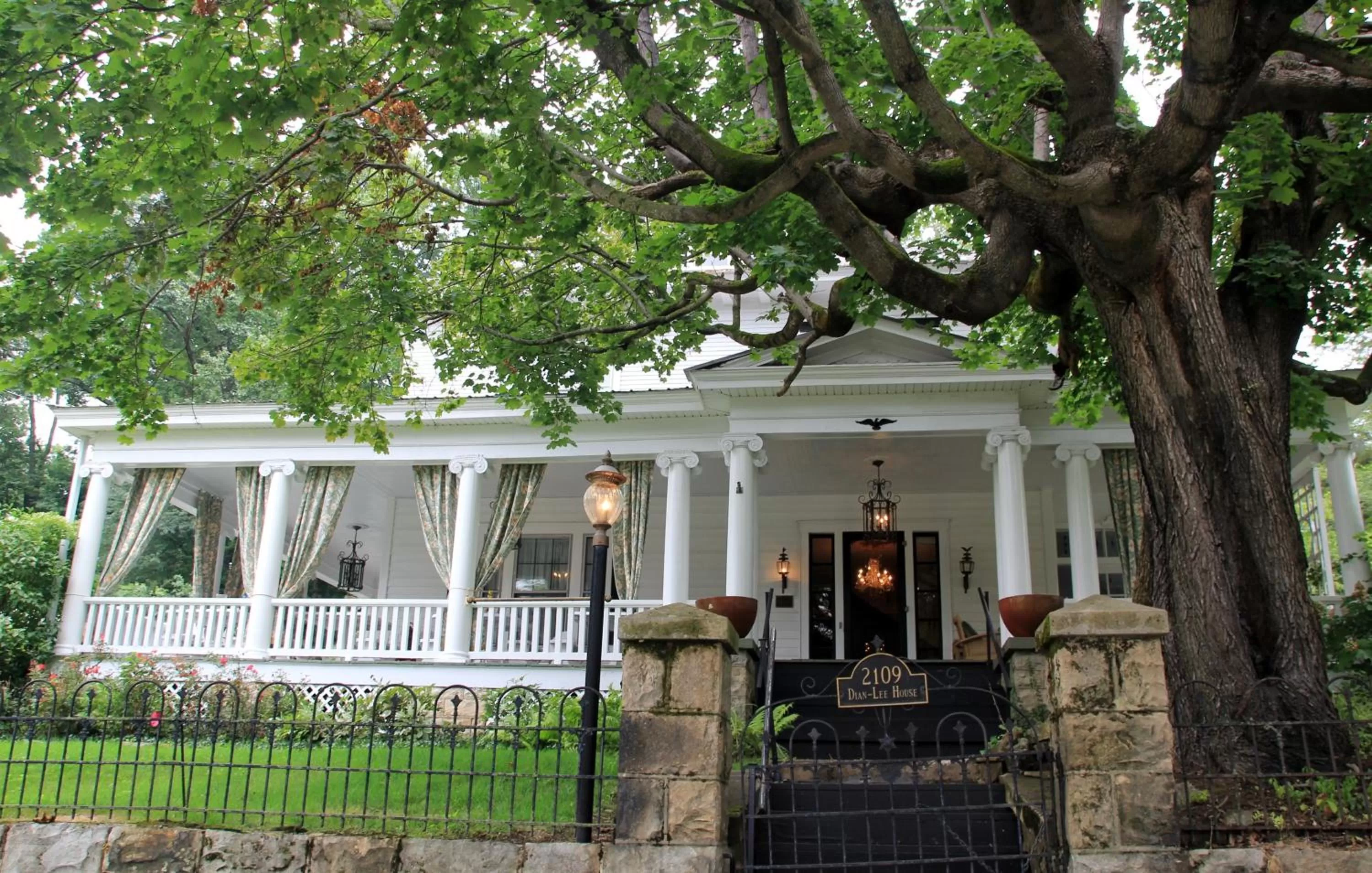 Facade/entrance in Bluefield Inn, a Select Registry Propery
