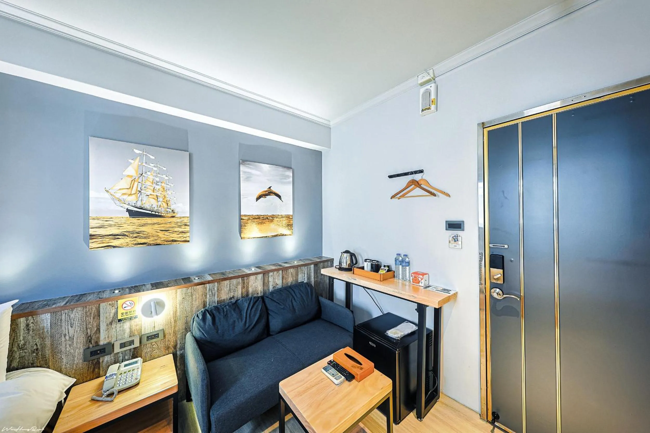 Seating area in 亞馨文旅 近東大門夜市 有免費停車場 可自助入住