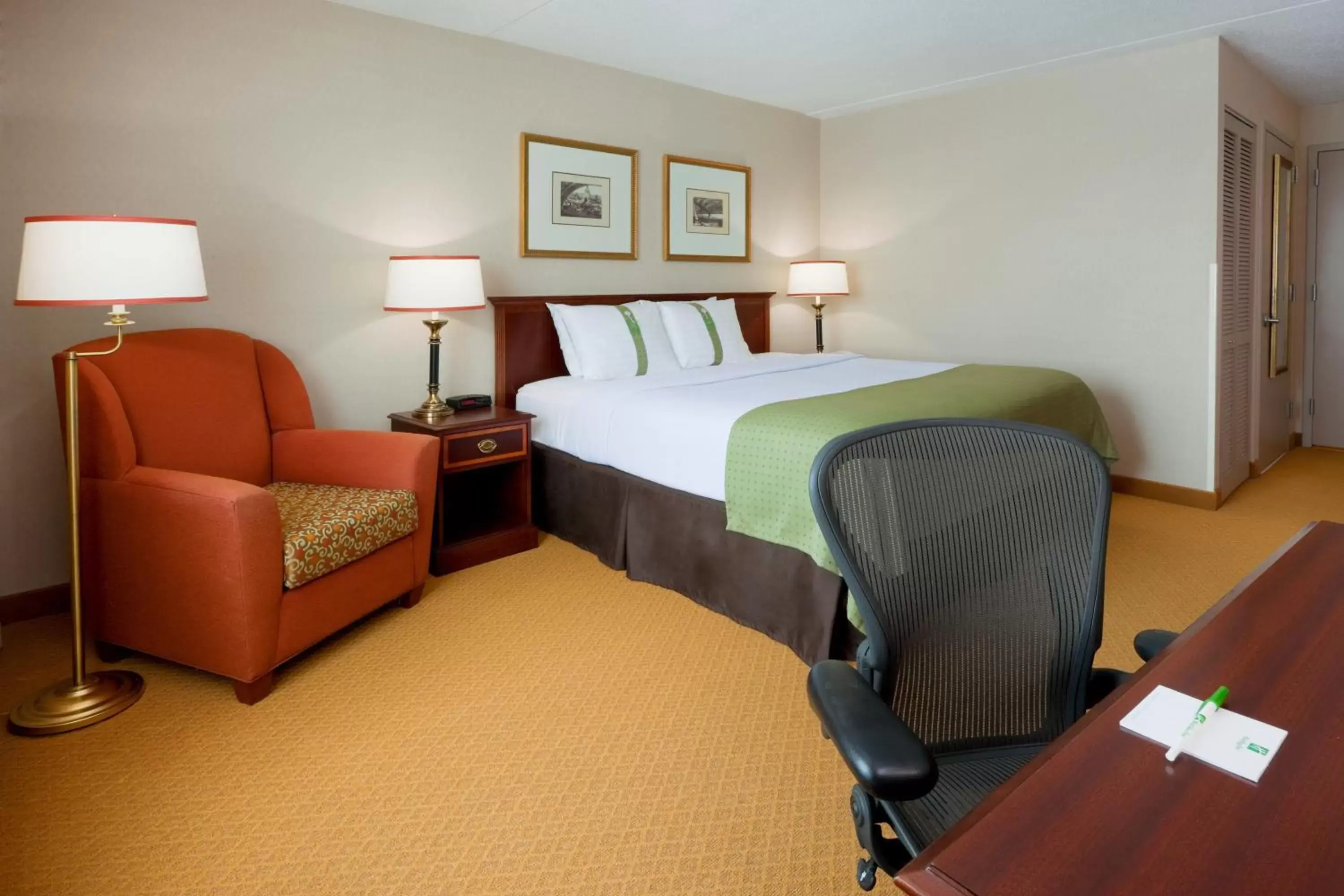 Bed in Holiday Inn Budd Lake - Rockaway Area, an IHG Hotel