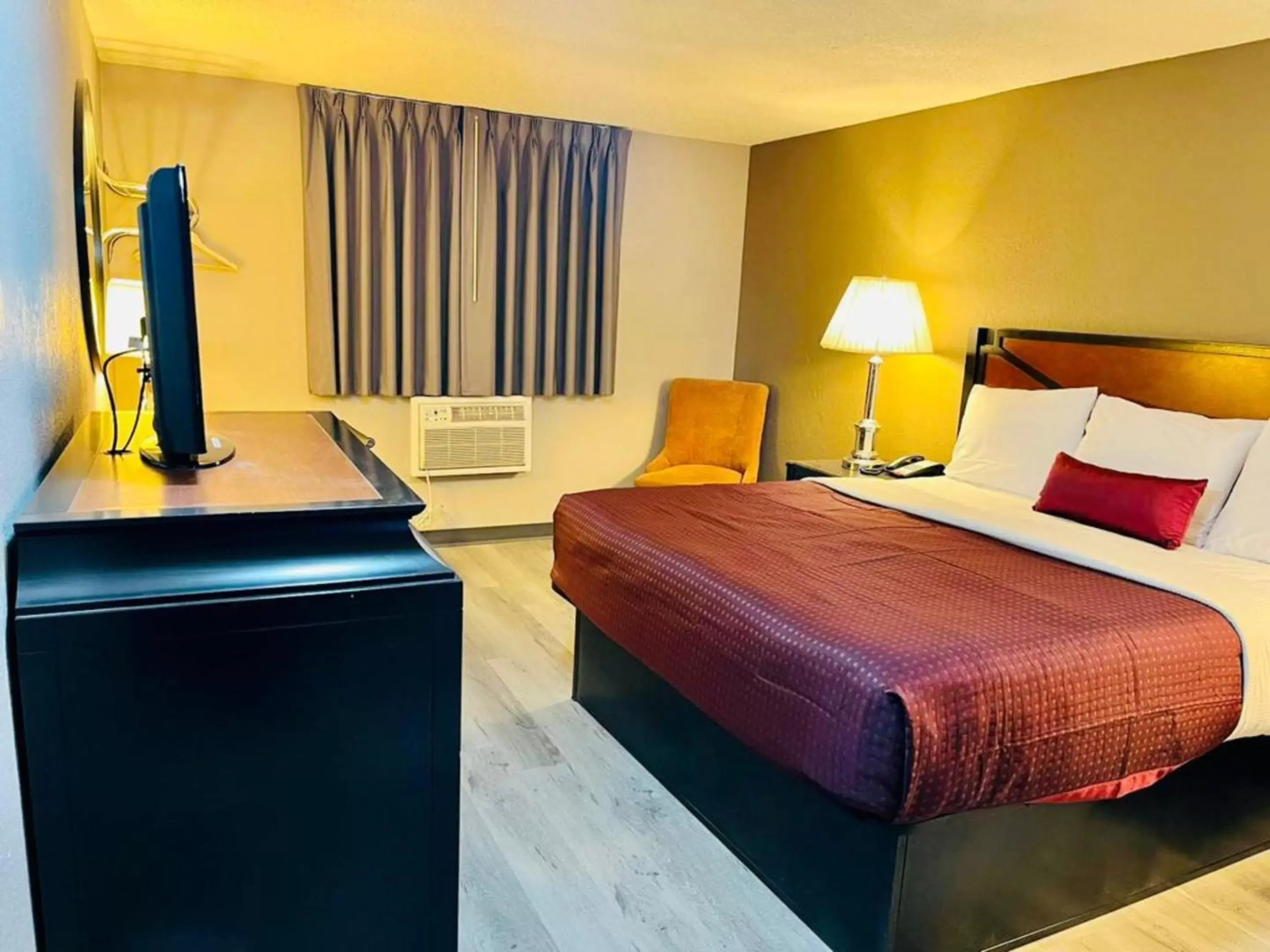 Bedroom, Bed in Super 8 by Wyndham Benton Harbor St Joseph Bedroom, Bed in Super 8 by Wyndham Benton Harbor St Joseph