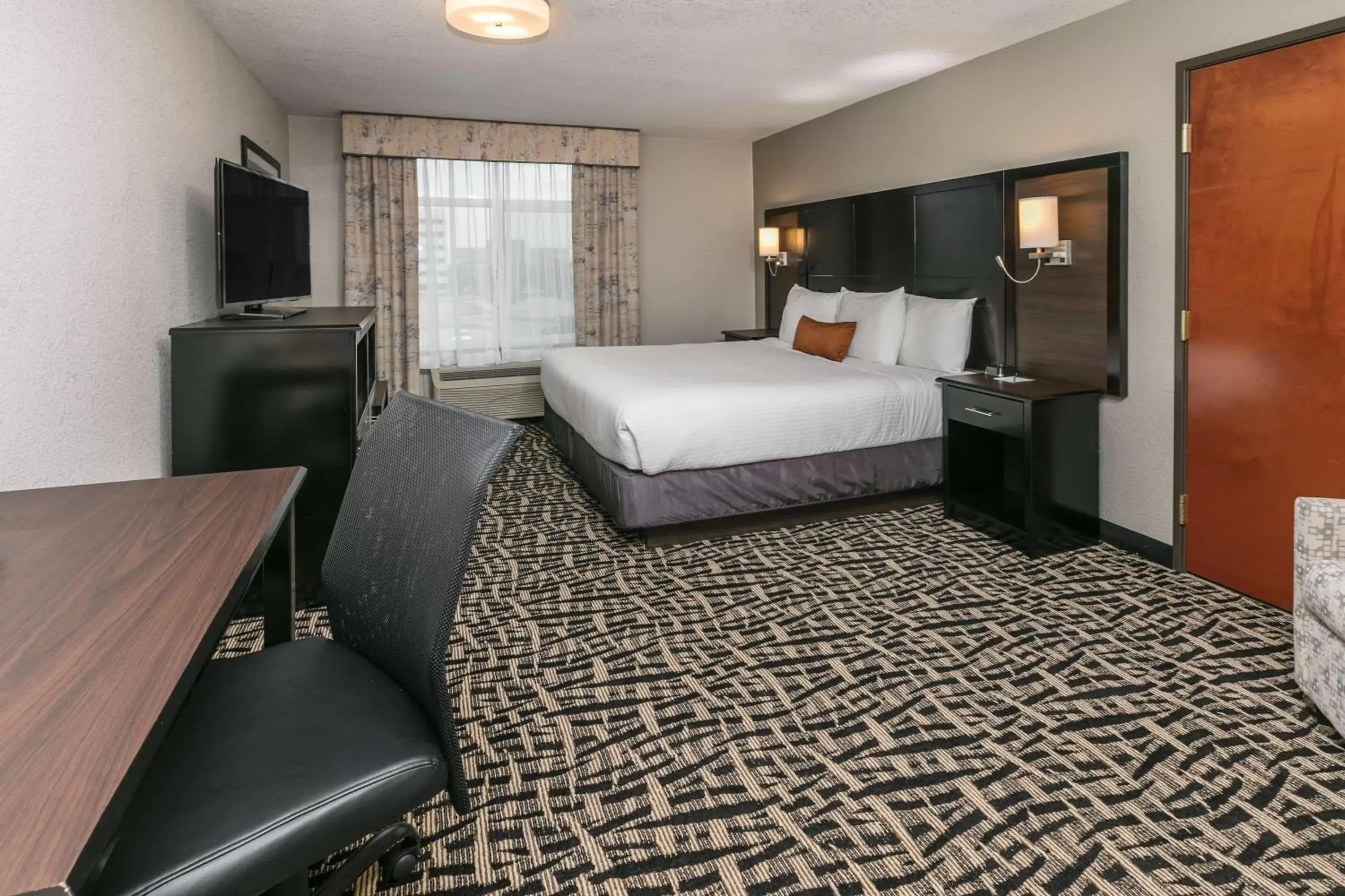 Photo of the whole room in Wingate by Wyndham Dallas Love Field