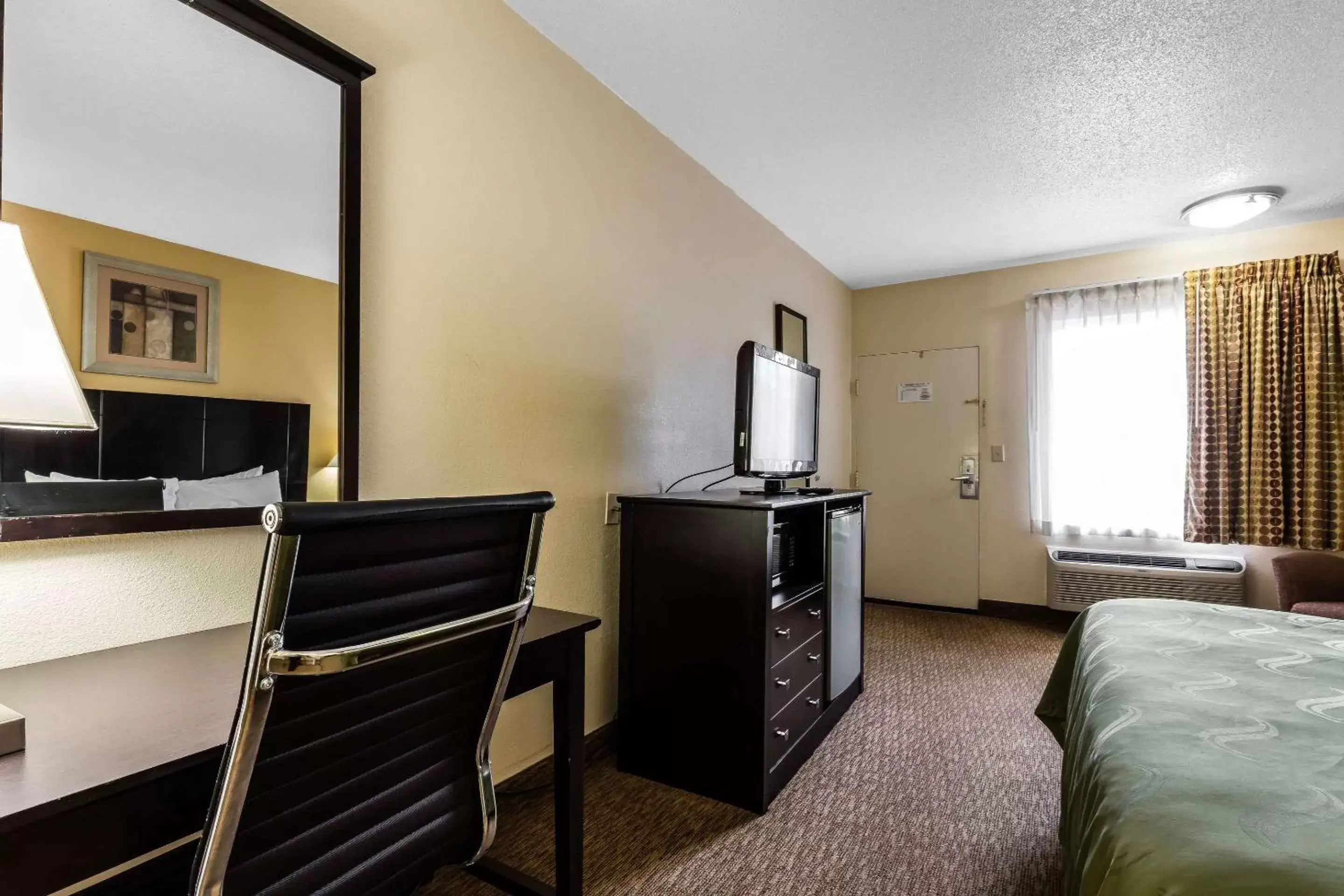 Photo of the whole room, TV/Entertainment Center in Quality Inn Tullahoma