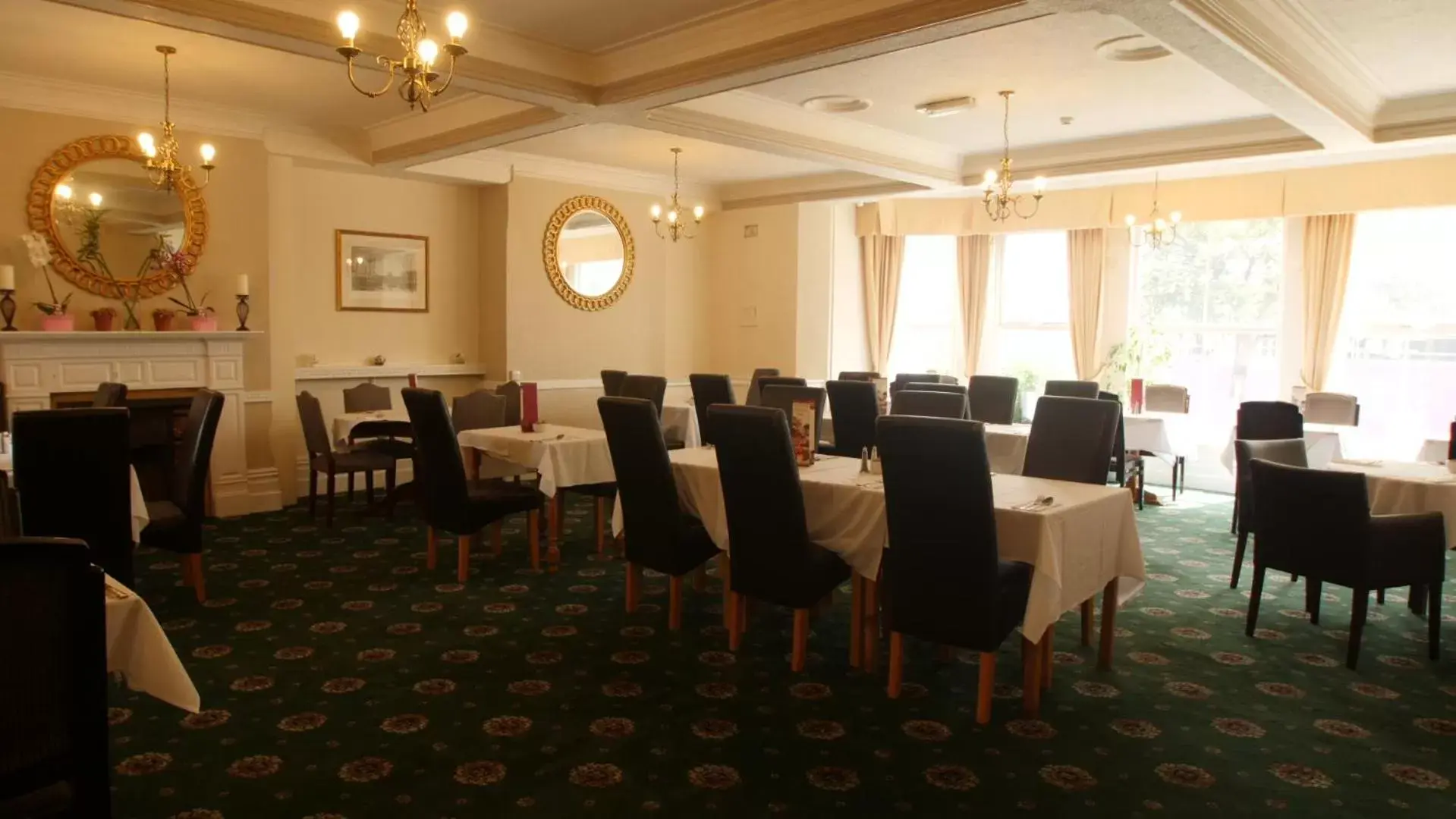 Restaurant/places to eat in The Broadway Hotel