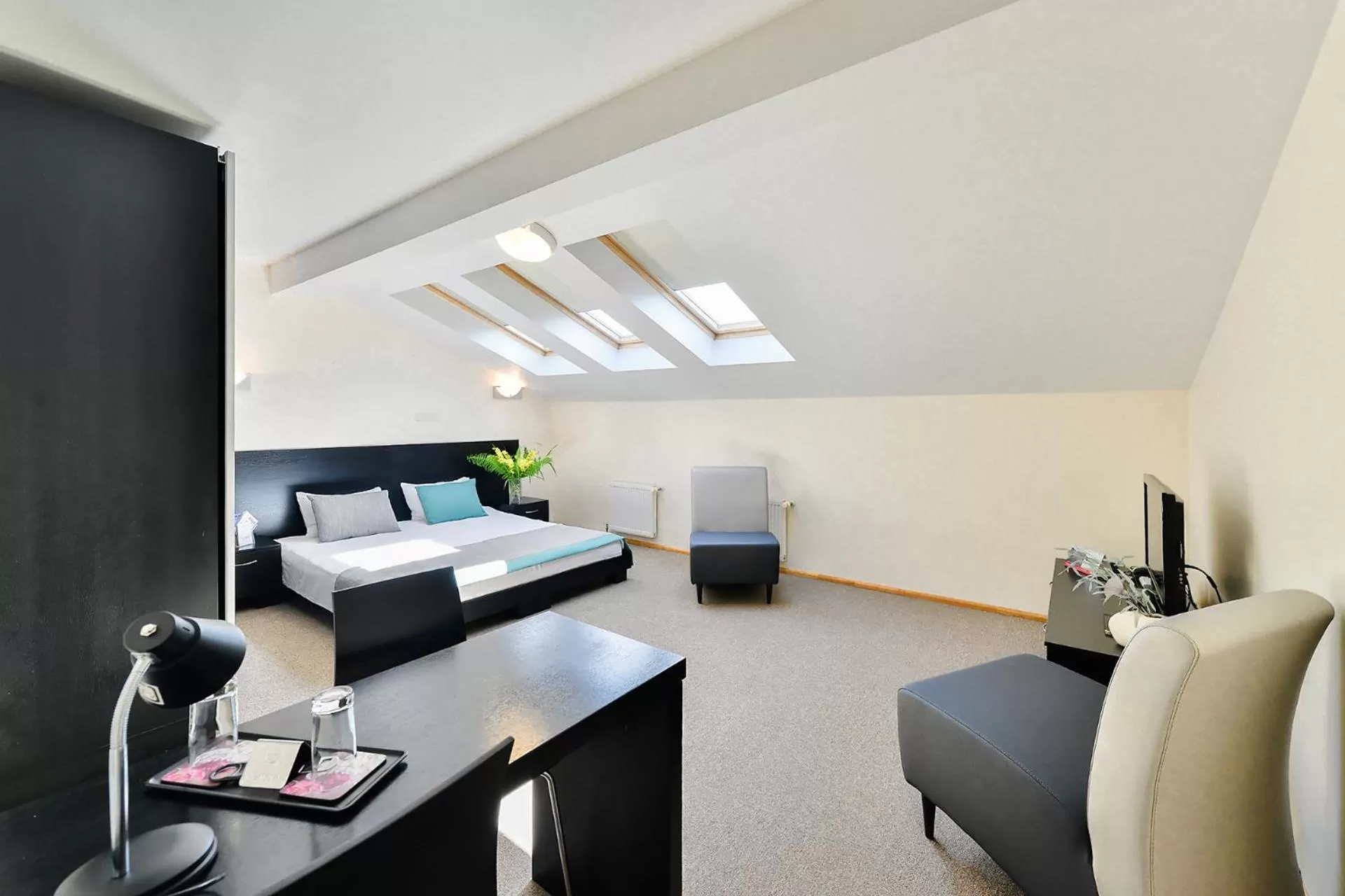 Photo of the whole room, Seating Area in Hotel Vantis Riverside