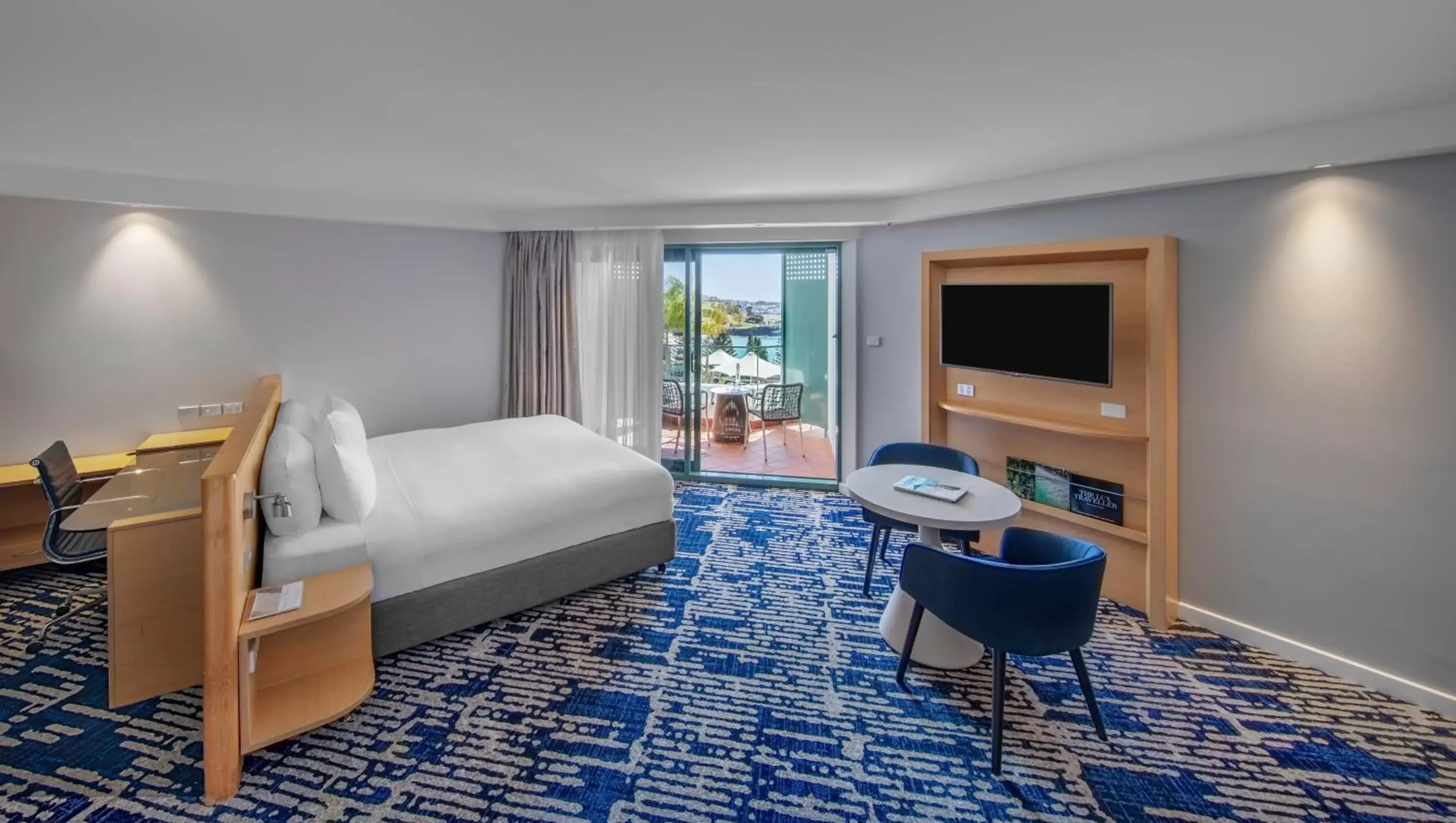 Living room, Bed in Crowne Plaza Sydney Coogee Beach by IHG Living room, Bed in Crowne Plaza Sydney Coogee Beach by IHG