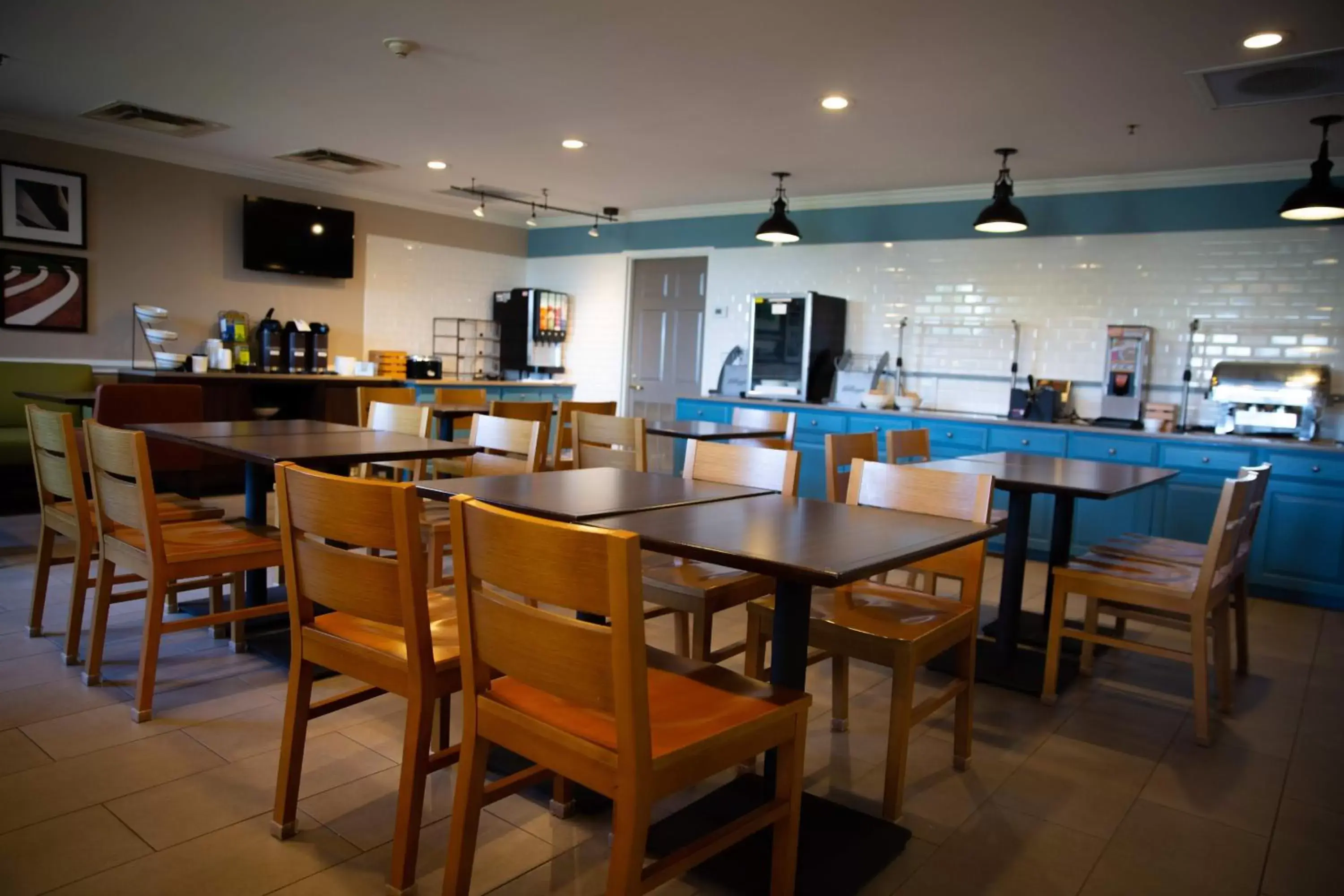 Breakfast in Country Inn & Suites by Radisson, Burlington Elon , NC Breakfast in Country Inn & Suites by Radisson, Burlington Elon , NC