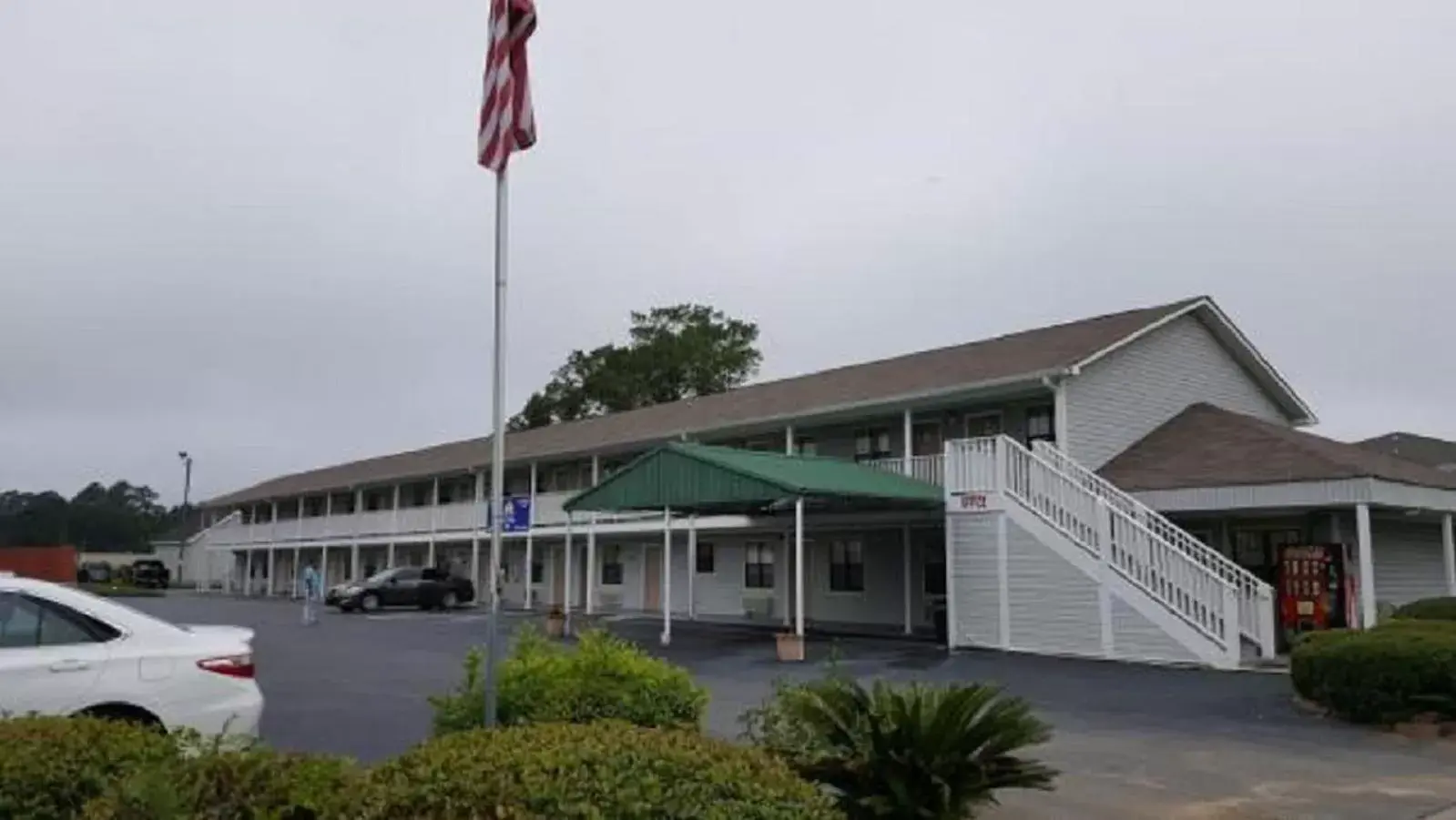 Property Building in Loyalty Inn Hawkinsville