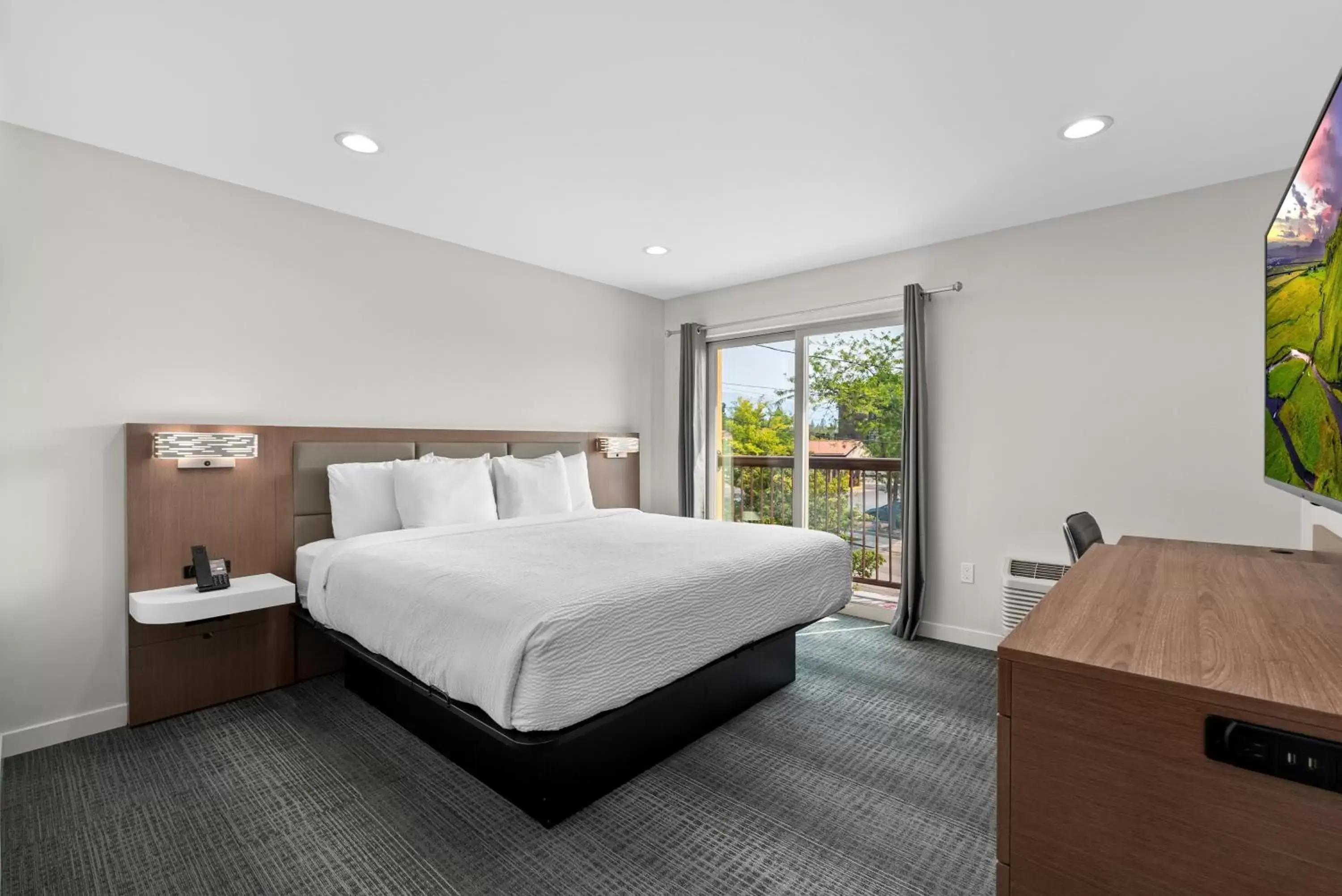 Bed in Cedar Street Hotel & Suites
