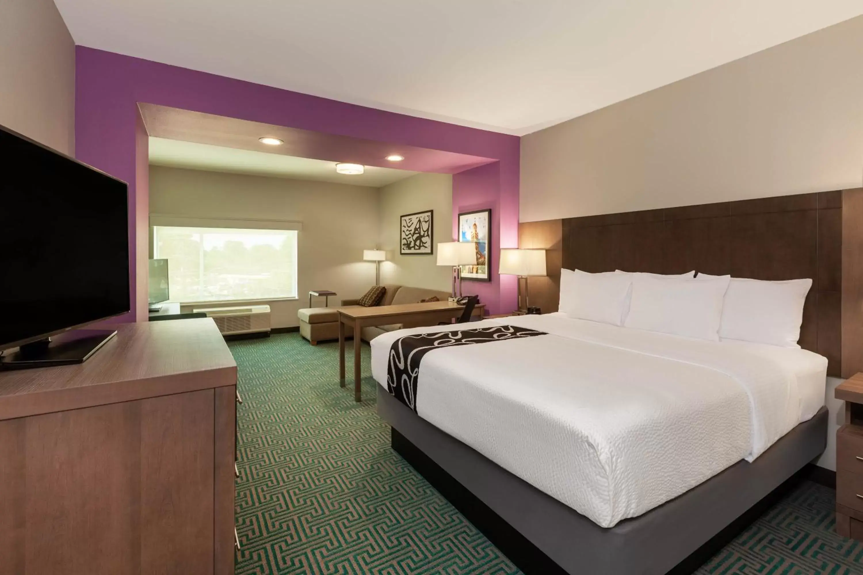 Bed in La Quinta Inn & Suites by Wyndham Lafayette Oil Center