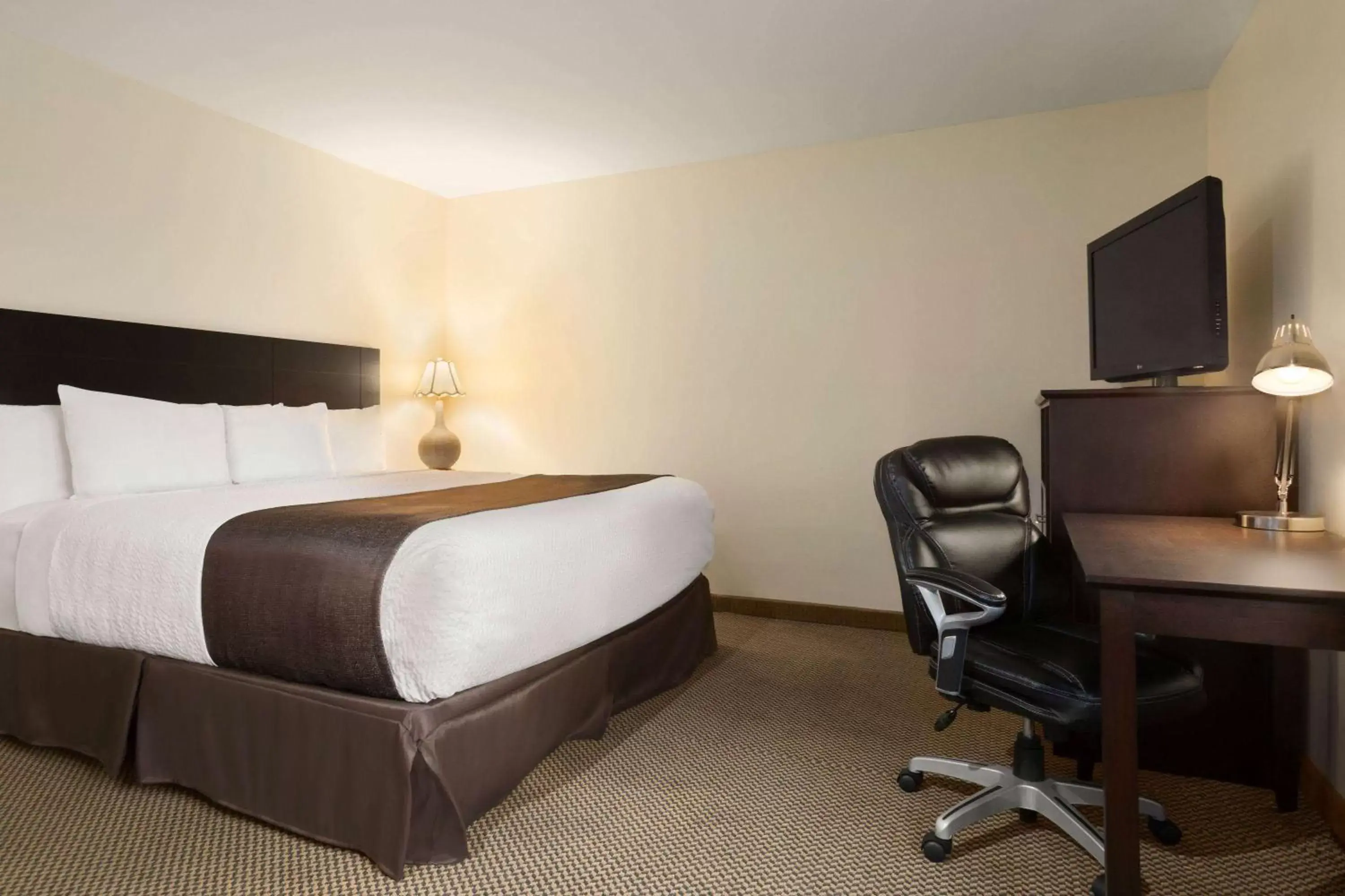 Photo of the whole room, Bed in Days Inn by Wyndham Trois-Rivieres