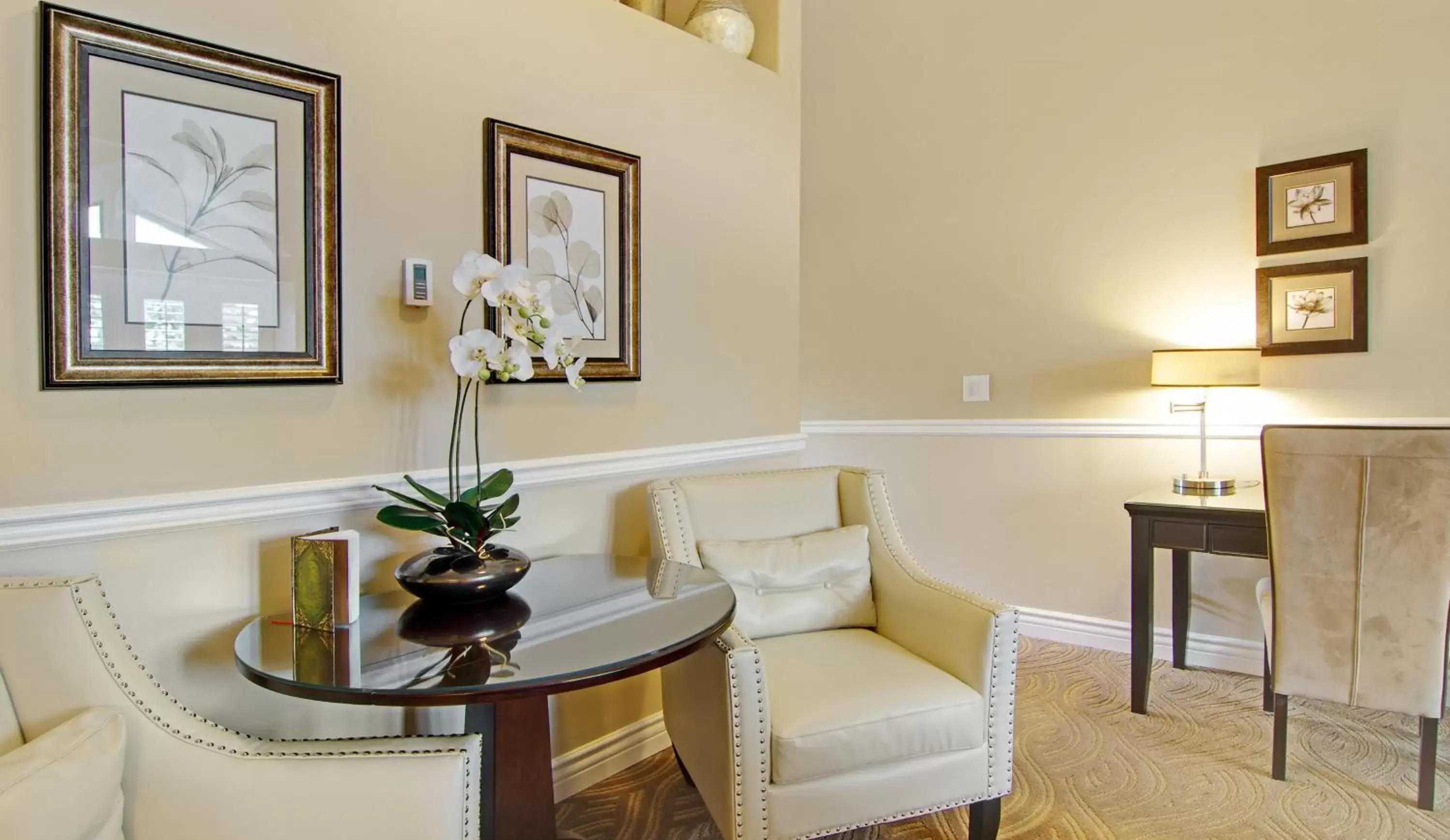 Bedroom, Seating Area in Carriage House Inn