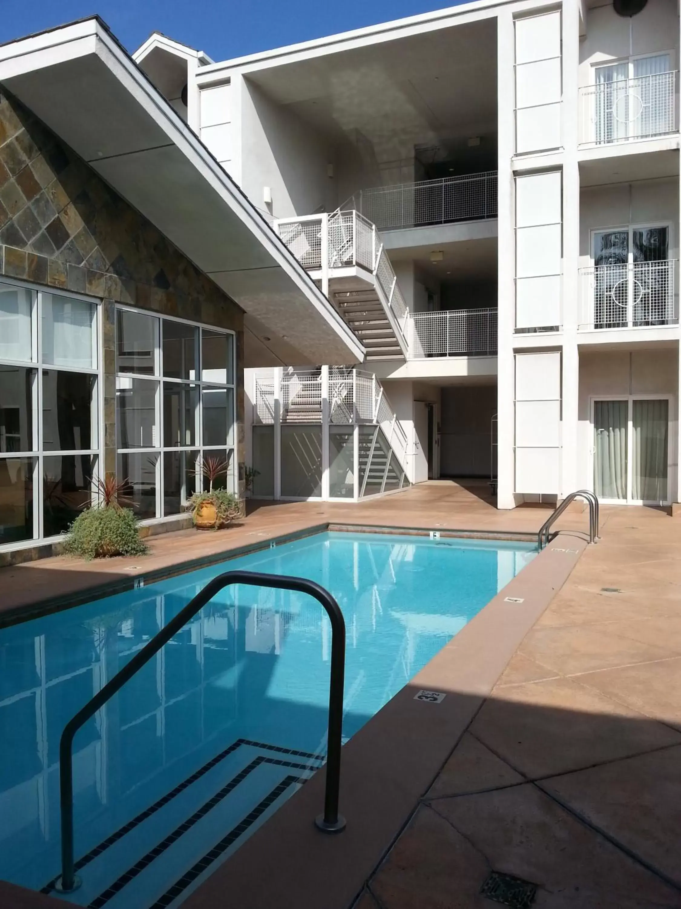 Swimming pool, Property Building in Corporate Inn Sunnyvale - All-Suite Hotel