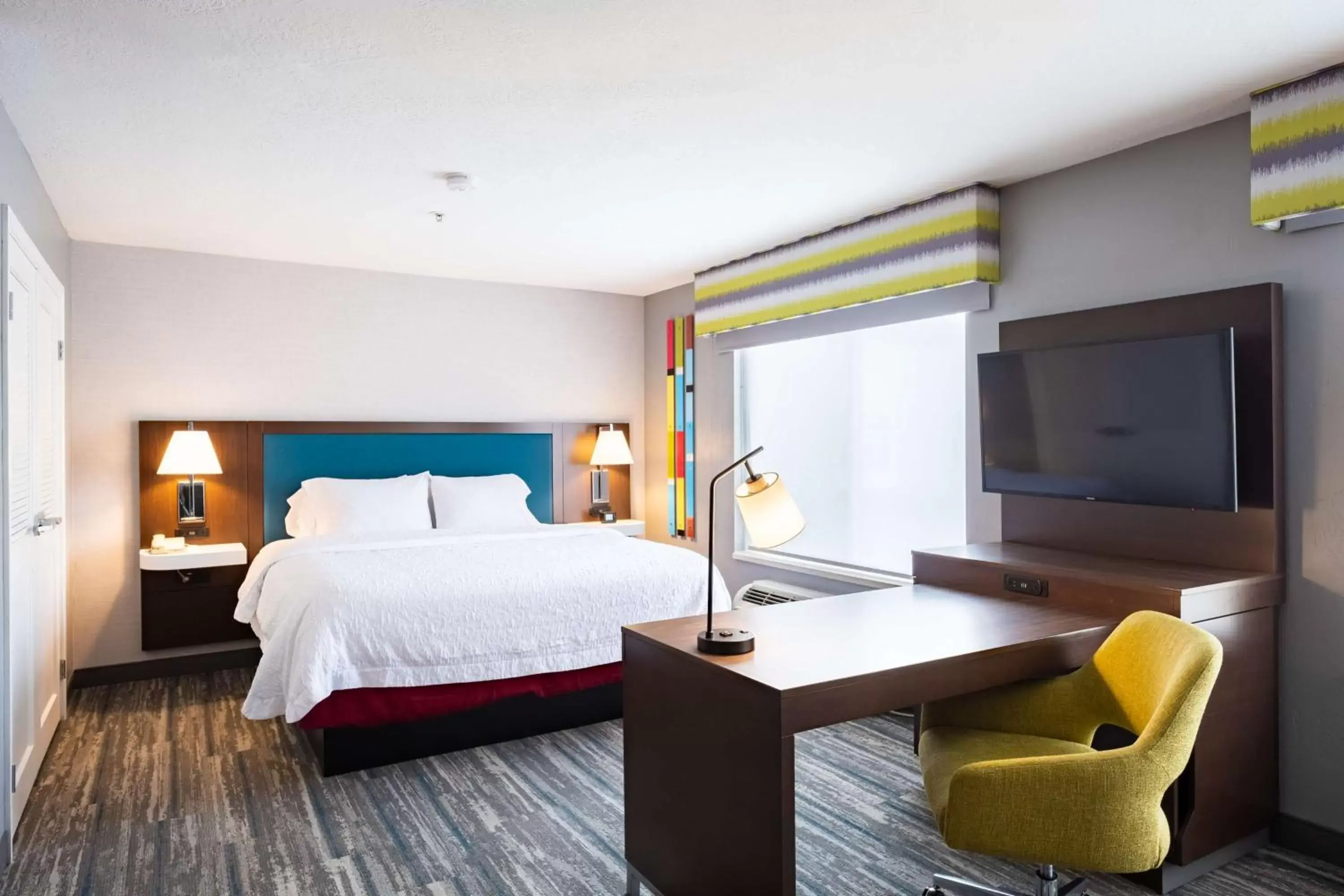 Bedroom in Hampton Inn & Suites Salt Lake City Airport