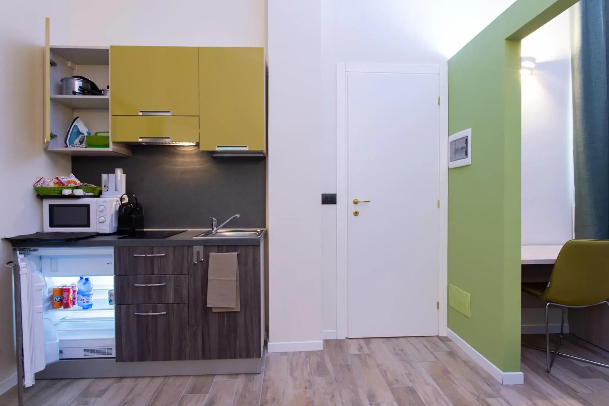 Dining area, Kitchen/Kitchenette in Aparthotel Porta Nuova