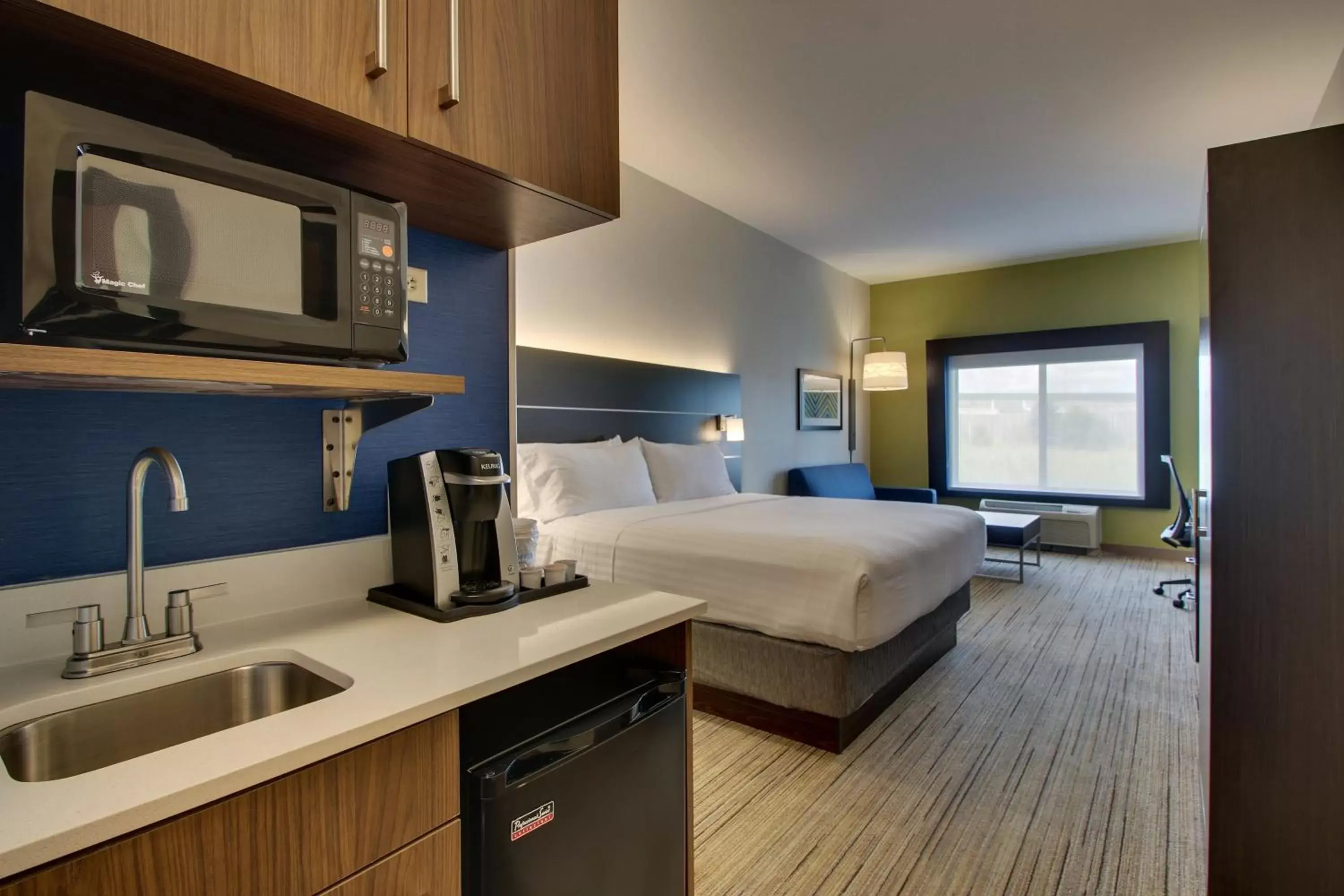 Bedroom, Kitchen/Kitchenette in Holiday Inn Express Hotel & Suites Morris, an IHG Hotel