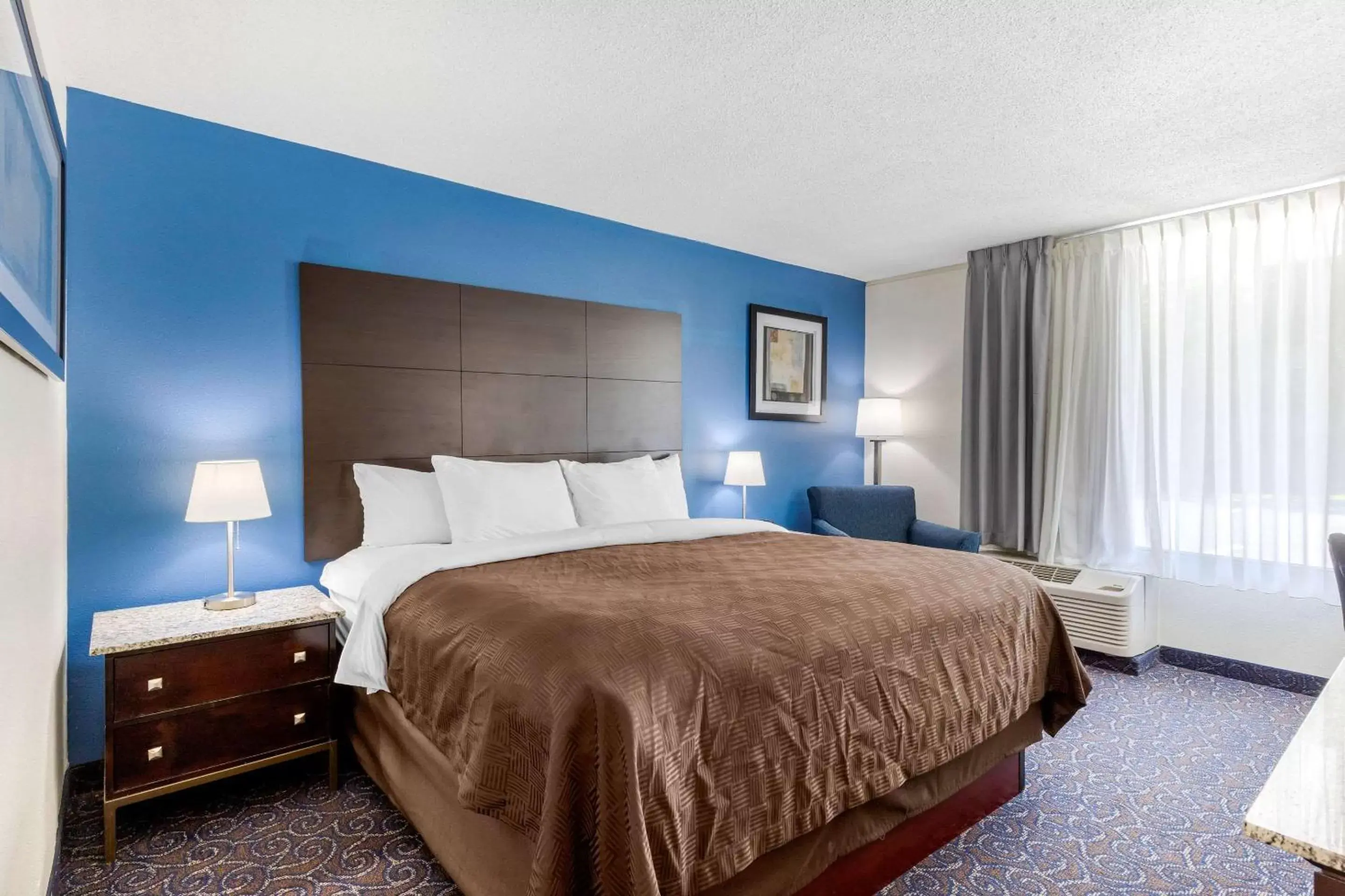 Photo of the whole room, Bed in Days Inn and Suites by Wyndham Oxford