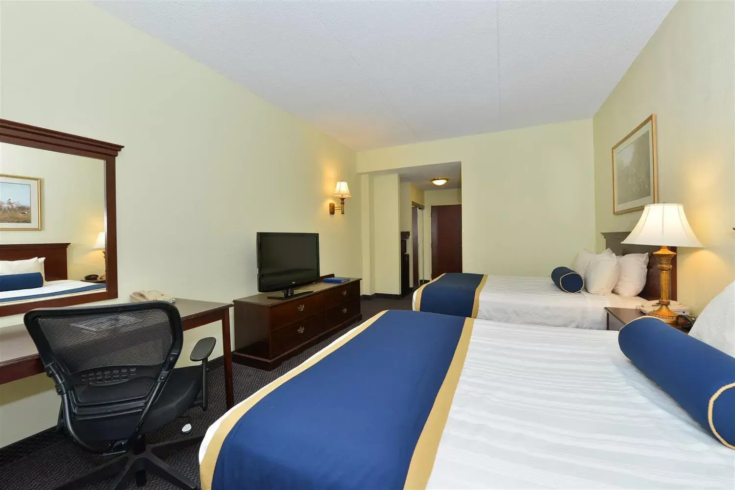 Bedroom in Best Western Plus Crossroads Inn & Suites