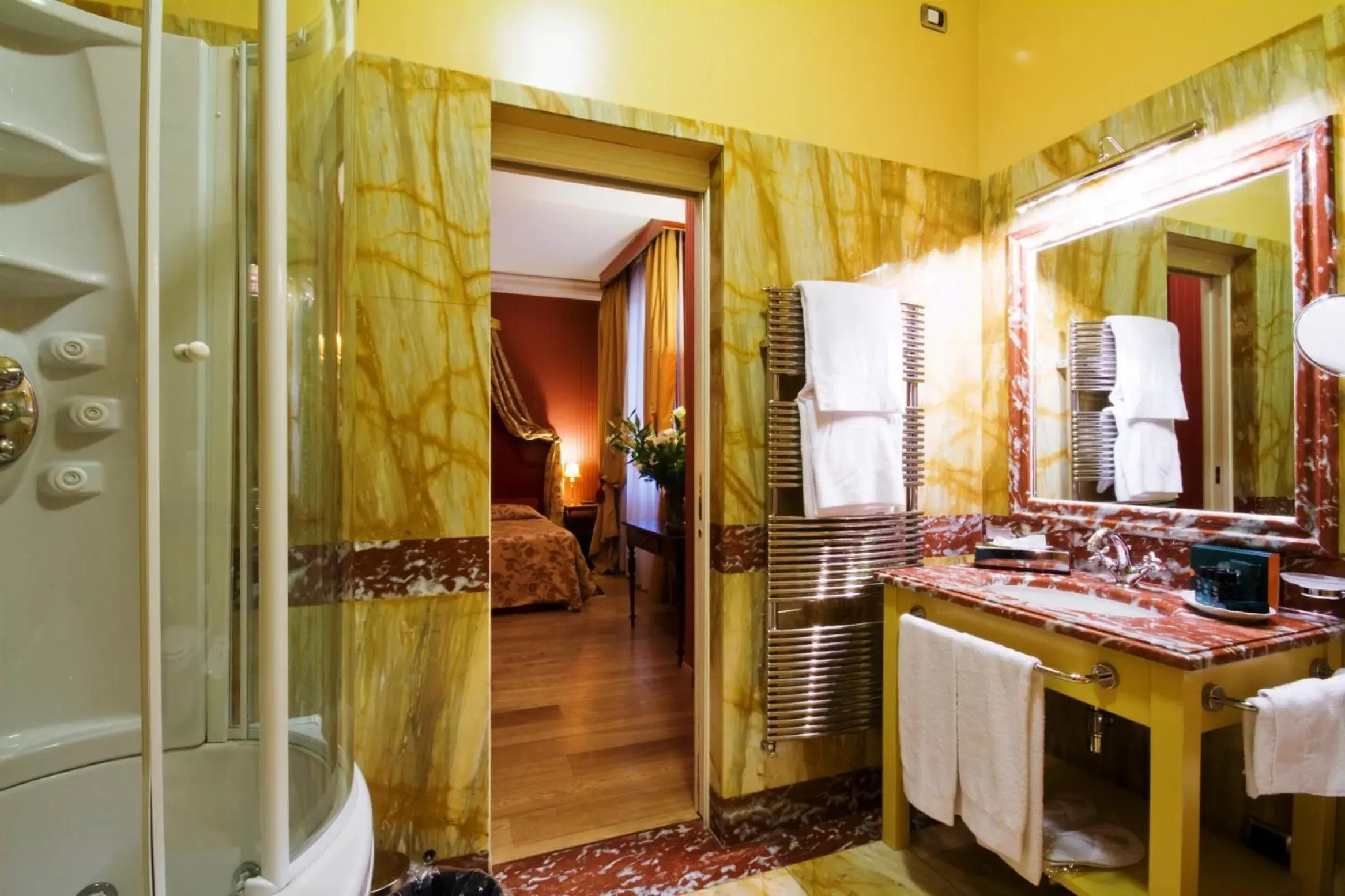 Shower, Bathroom in Hotel Palazzo Guiscardo