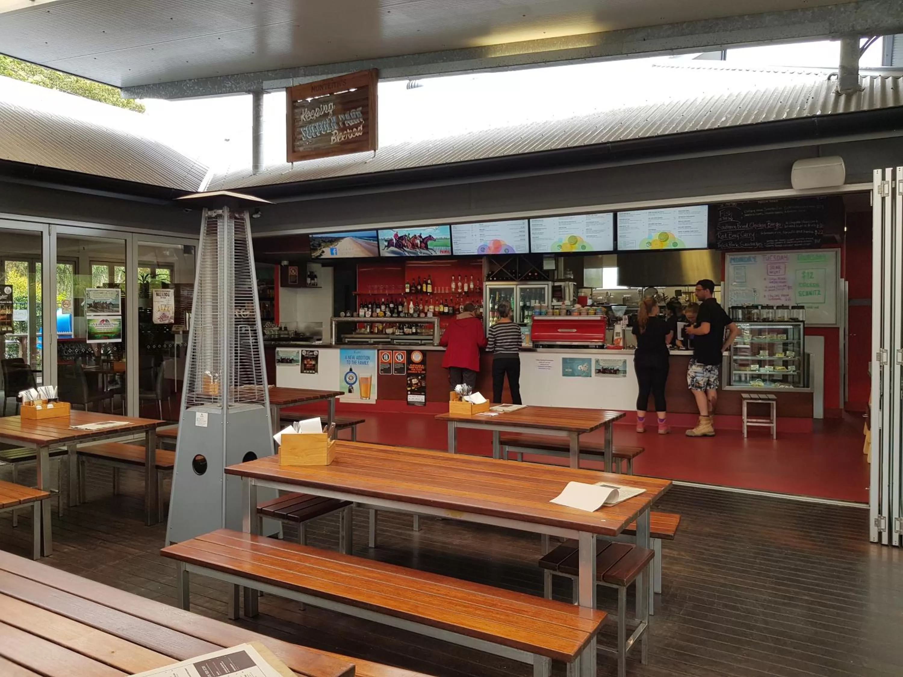 Restaurant/places to eat in The Park Hotel Motel, Suffolk Park