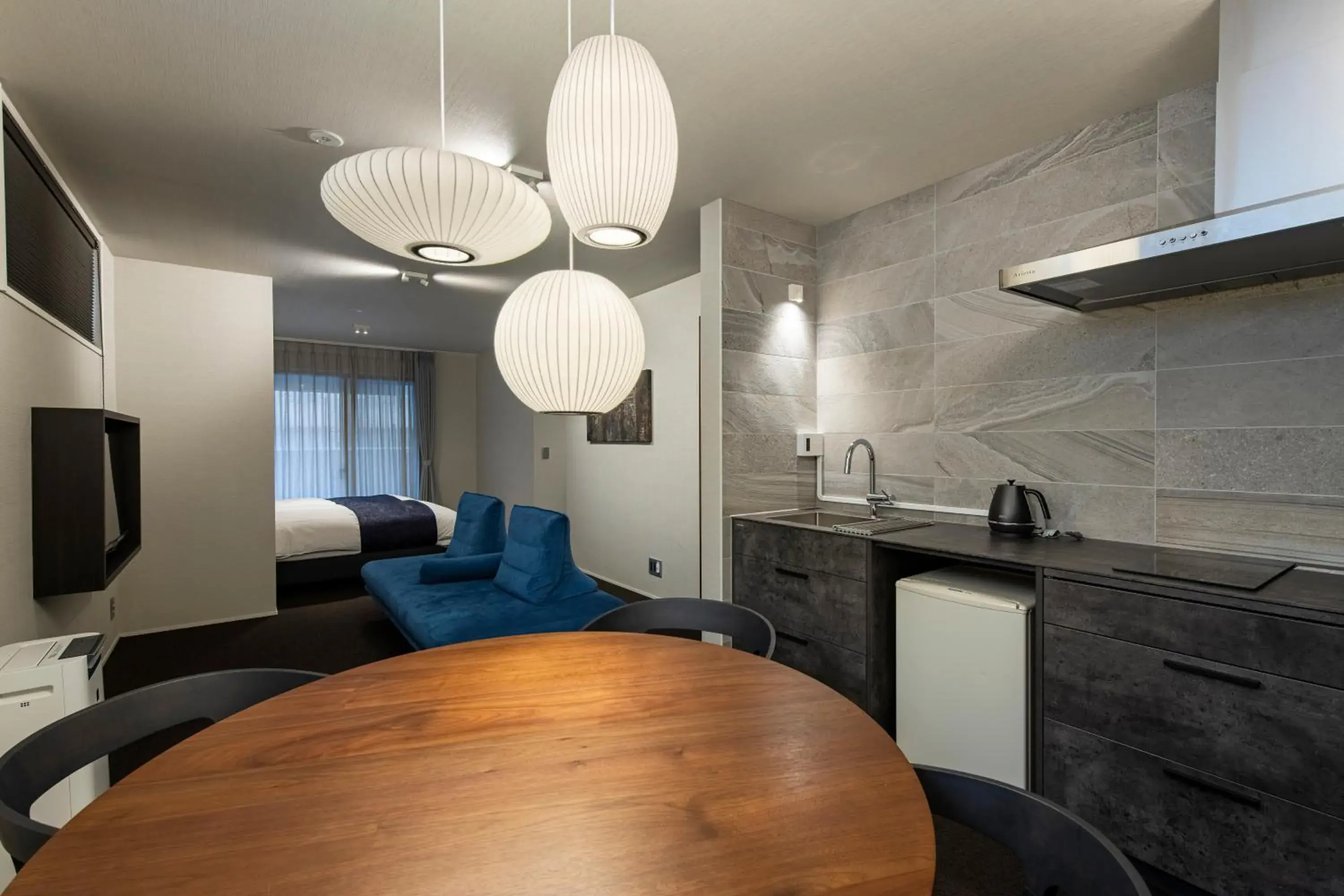 Kitchen or kitchenette, Dining Area in HOTEL MASTAY jingumichi