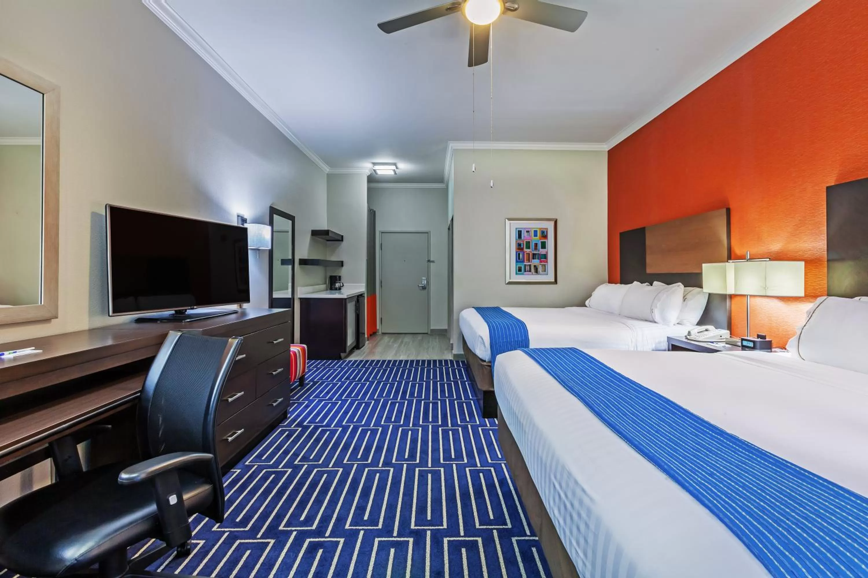 Photo of the whole room, Bed in Holiday Inn Express & Suites Houston East by IHG