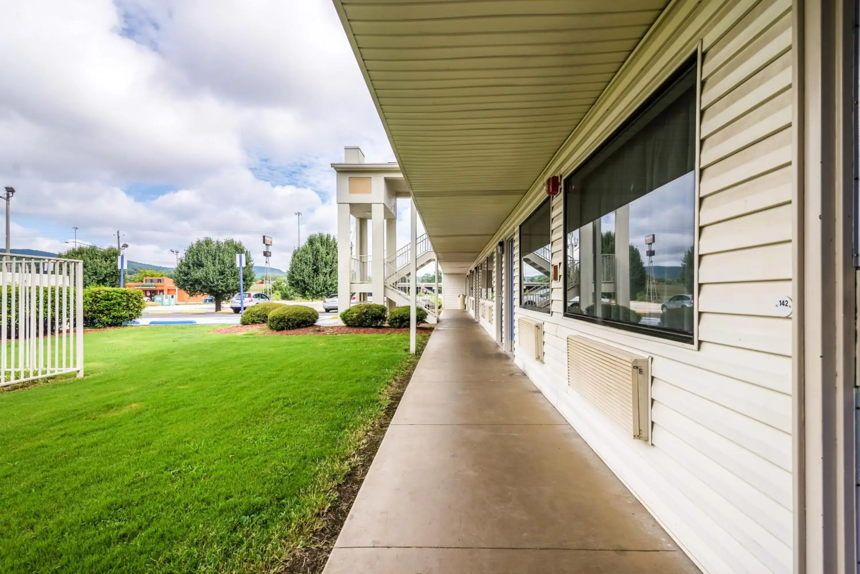 Facade/entrance, Patio/Outdoor Area in Motel 6-Anniston, AL