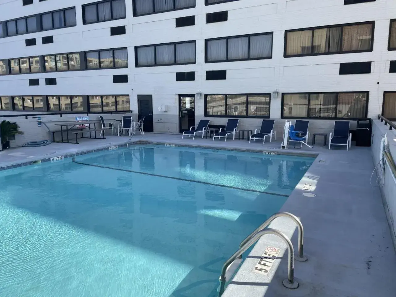 Swimming Pool in Comfort Inn Downtown Charleston
