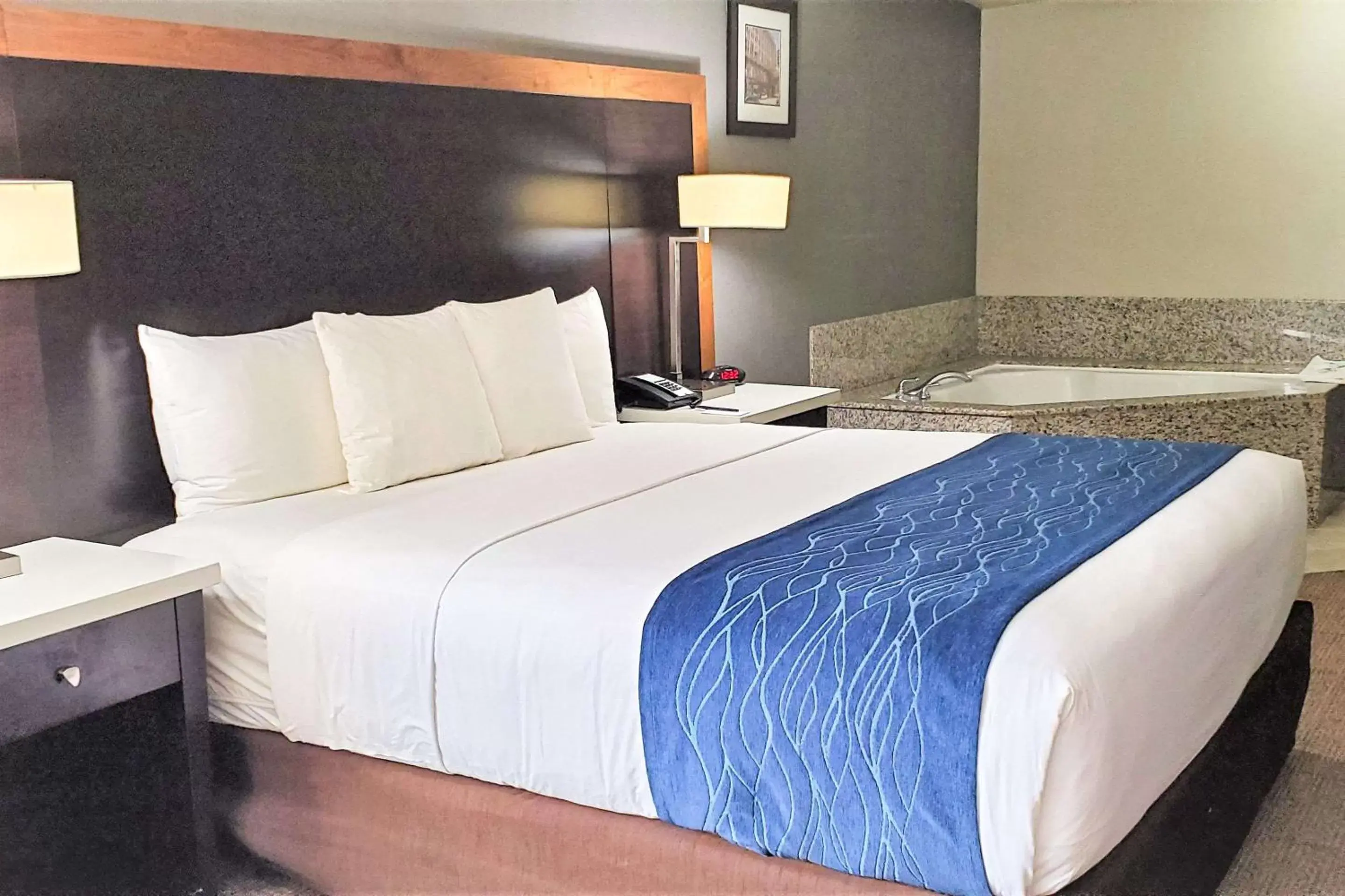 King Suite with Whirlpool - Non-Smoking in Comfort Inn & Suites Near Universal - North Hollywood – Burbank