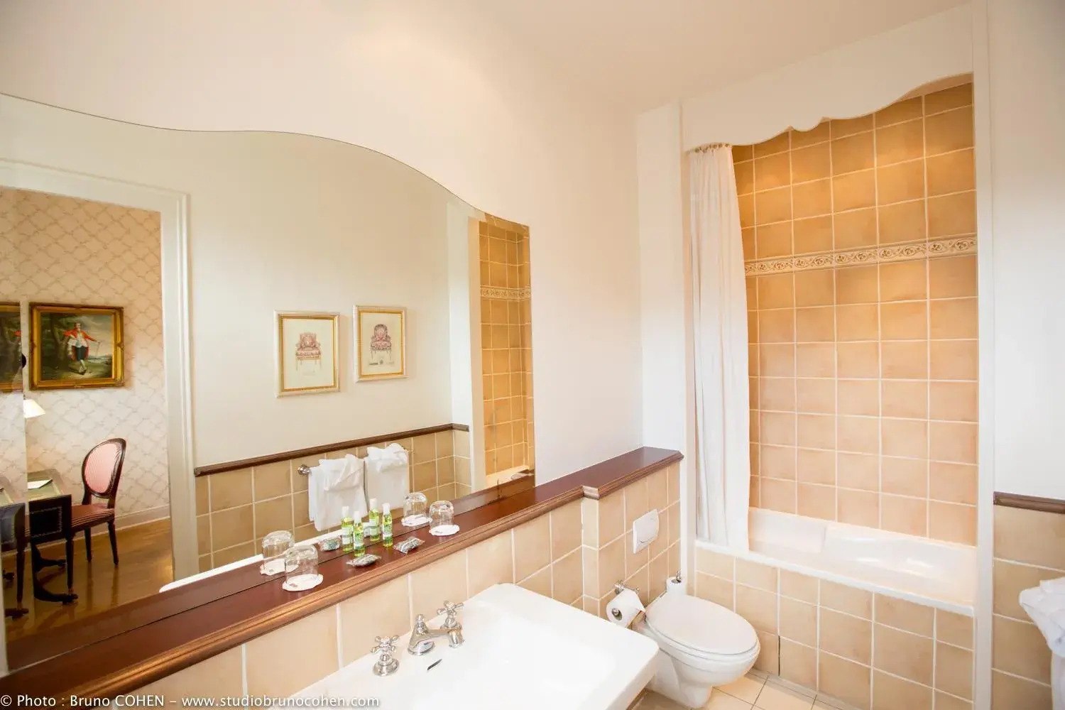 Bathroom in Le Château de la Tour