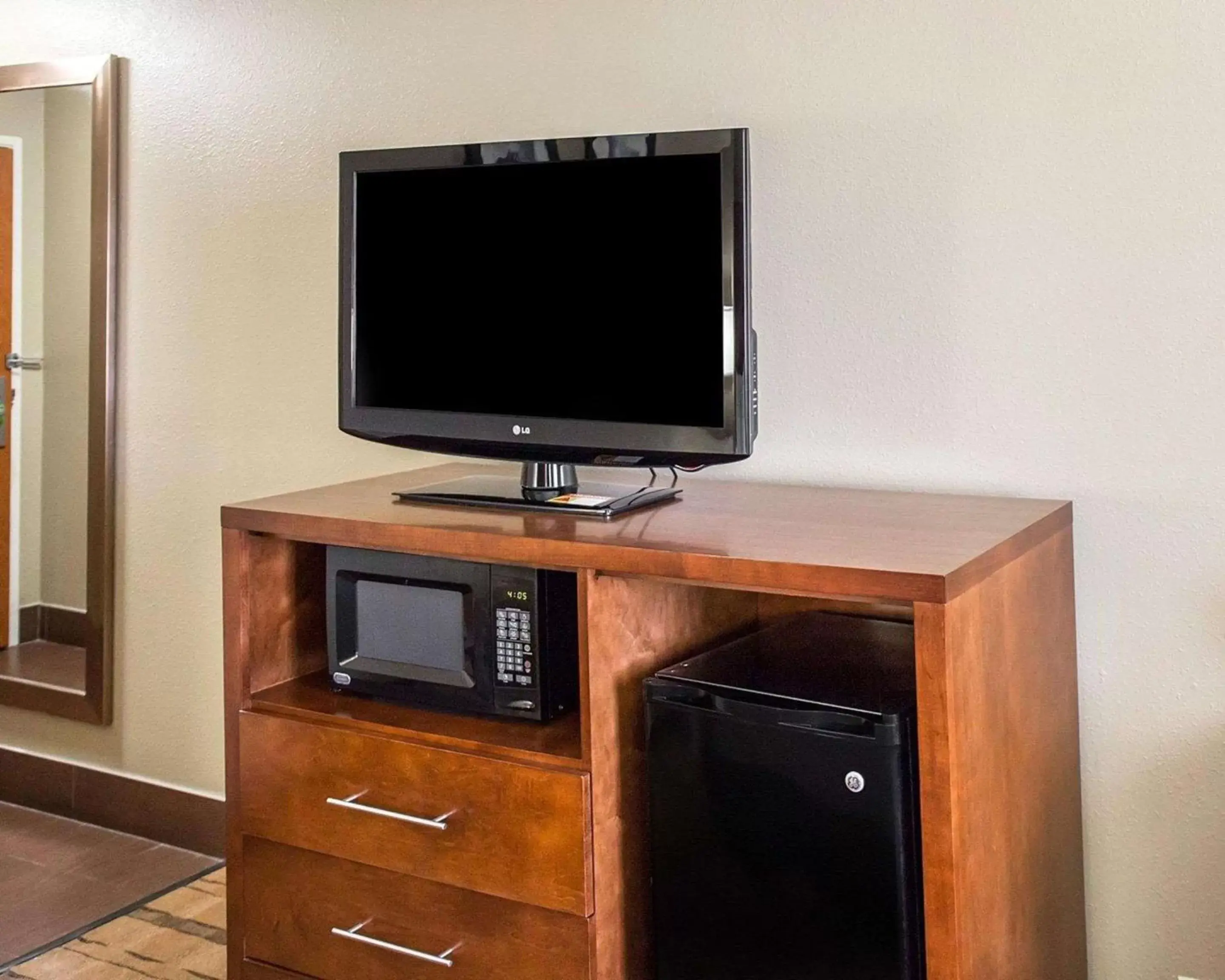 Photo of the whole room, TV/Entertainment Center in Comfort Inn & Suites Coralville - Iowa City near Iowa River Landing
