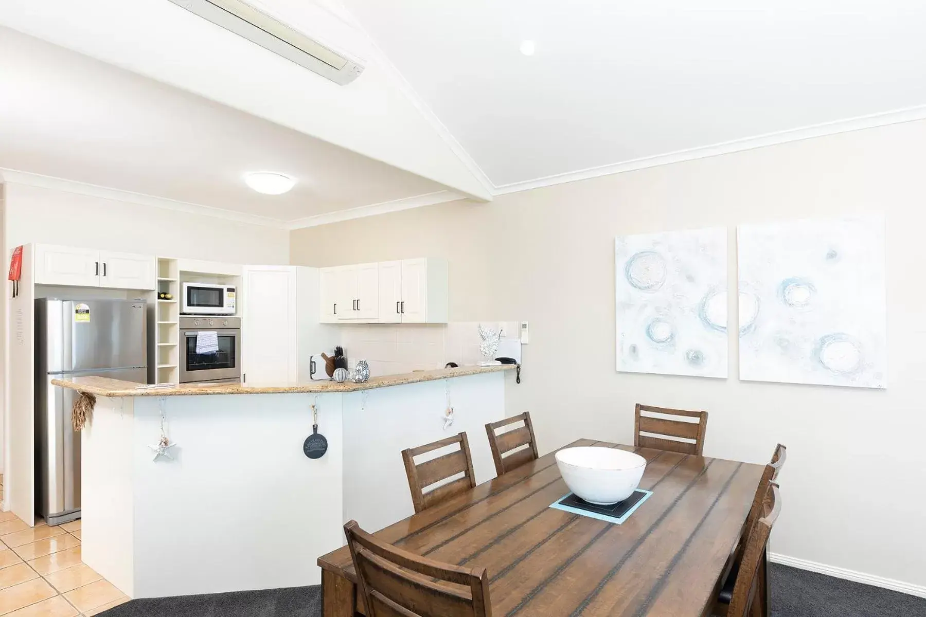 Dining area, Kitchen/Kitchenette in Meridian Beachside Apartments