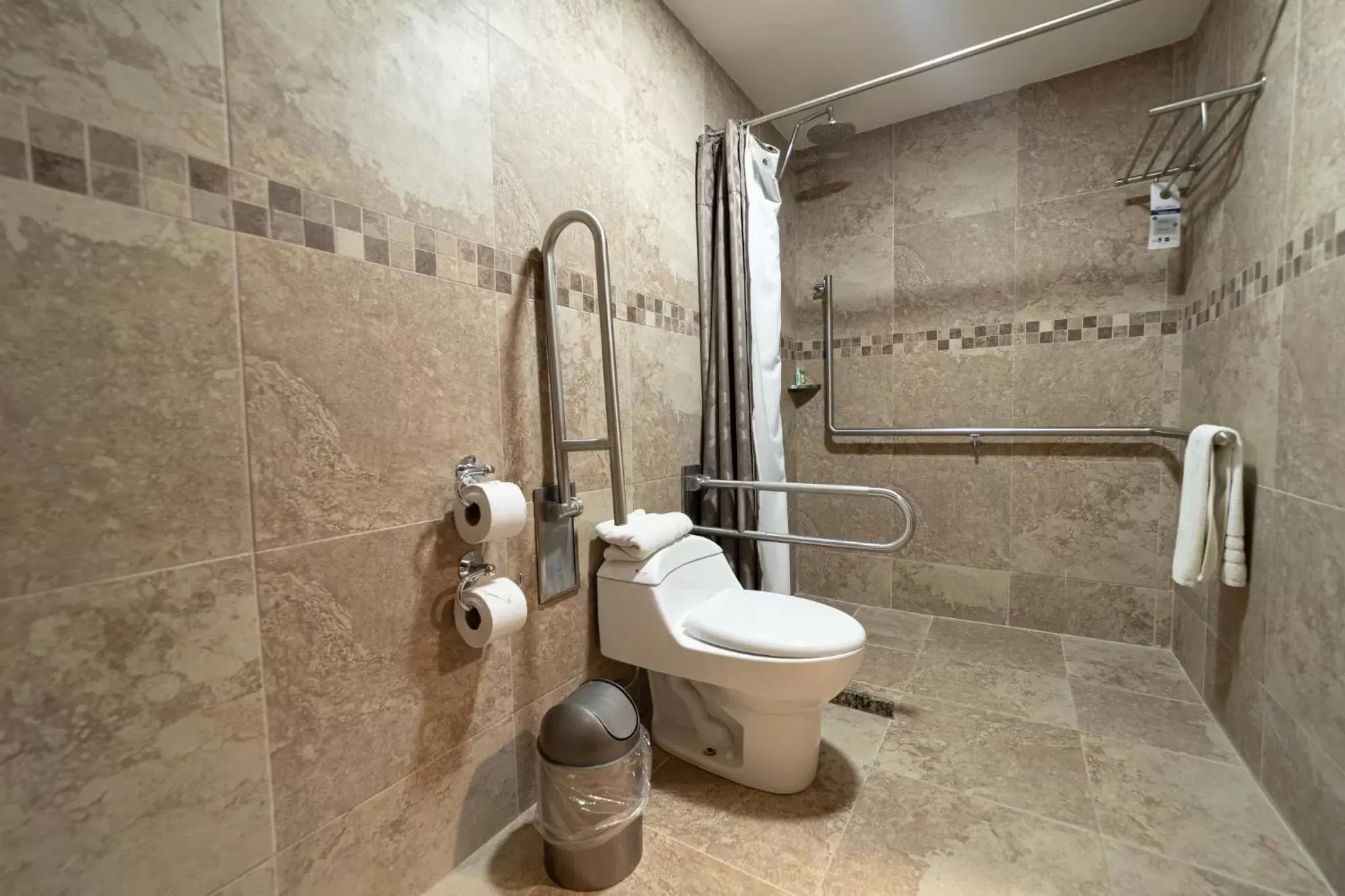 Shower, Bathroom in TRYP by Wyndham Guayaquil