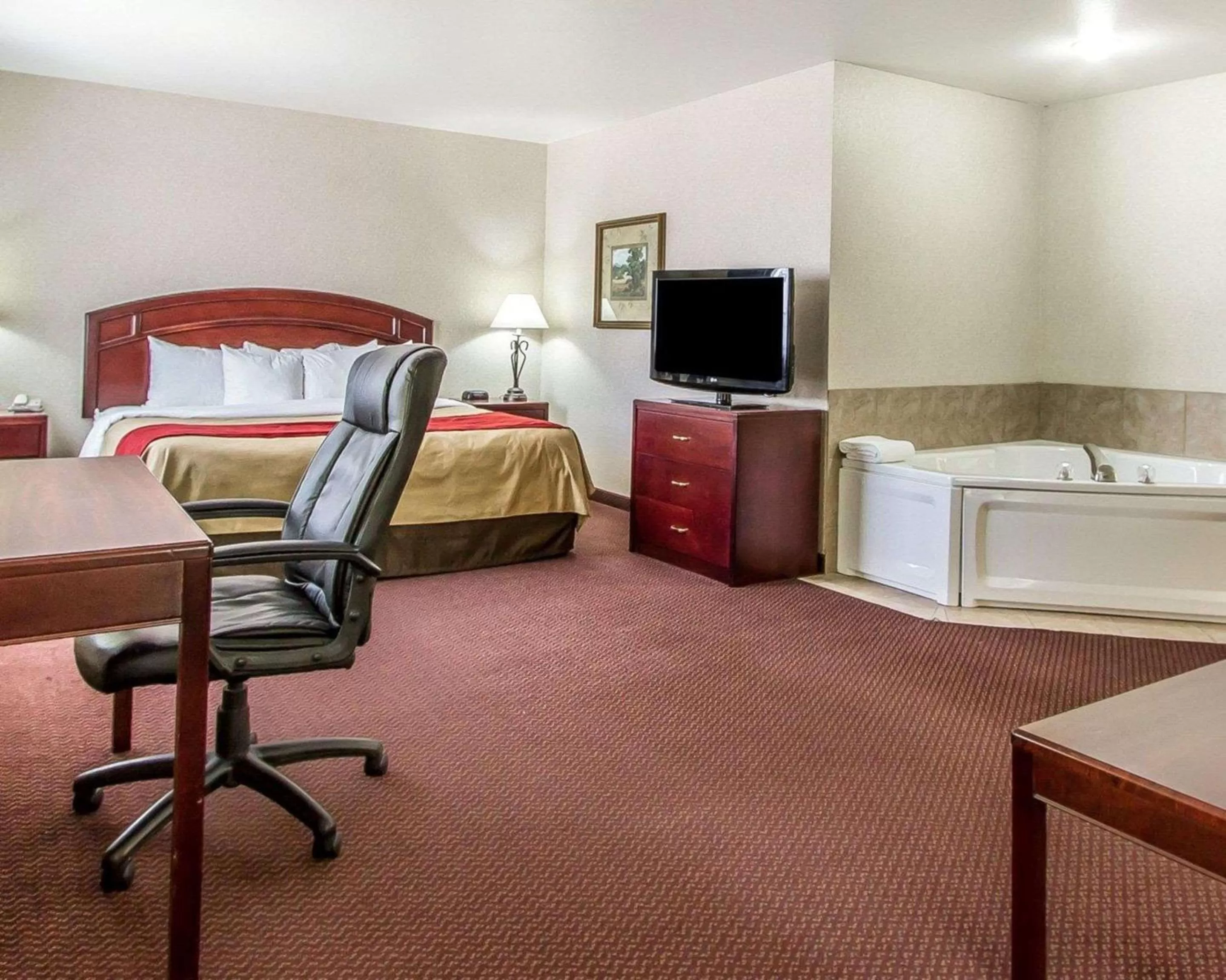 Photo of the whole room, Bed in Quality Inn & Suites Fort Madison near Hwy 61